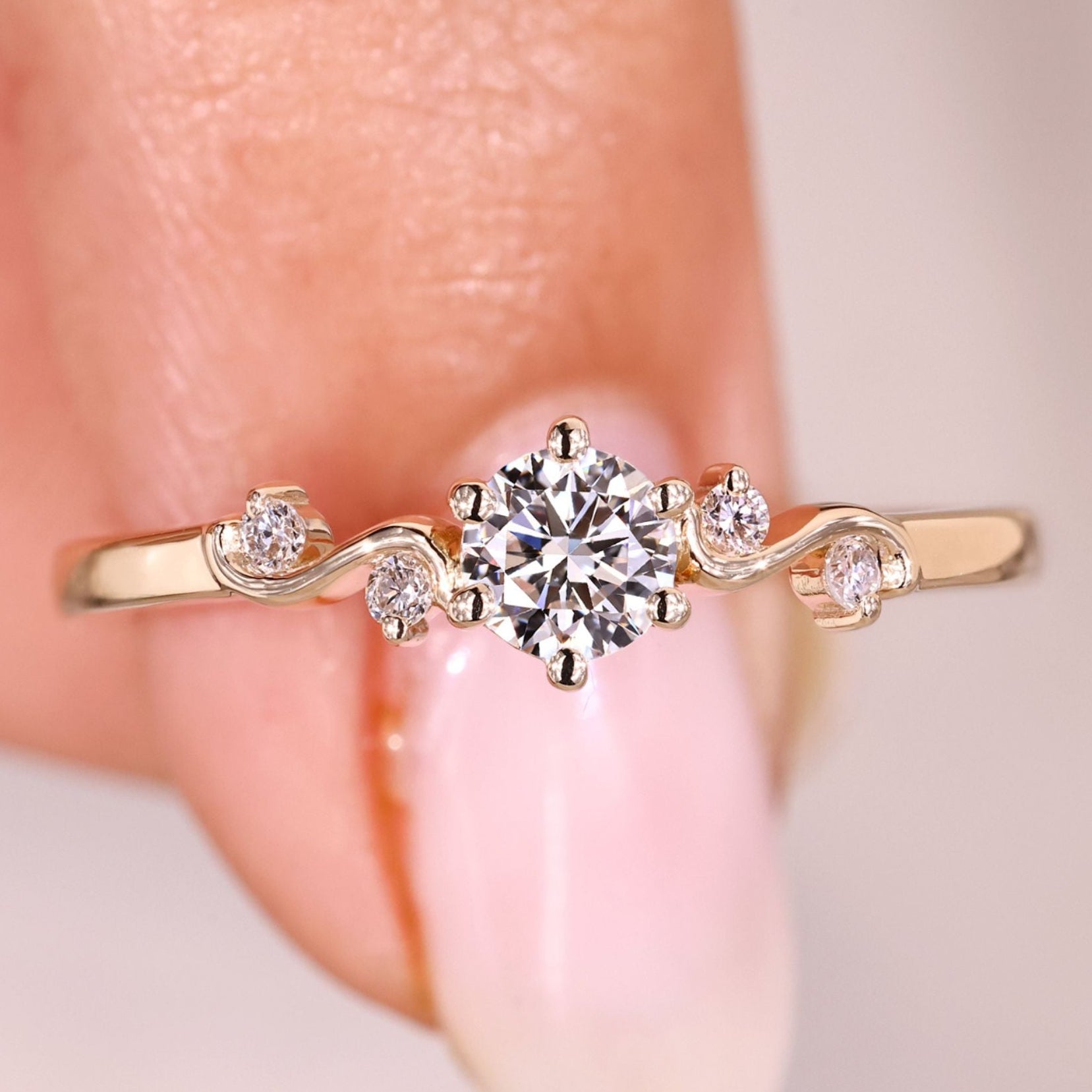 Round Diamond Engagement Ring minimalist.
