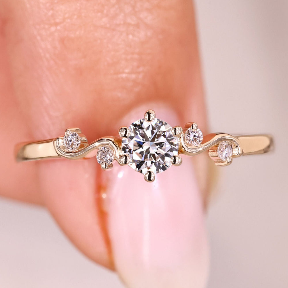 Round Diamond Engagement Ring minimalist.
