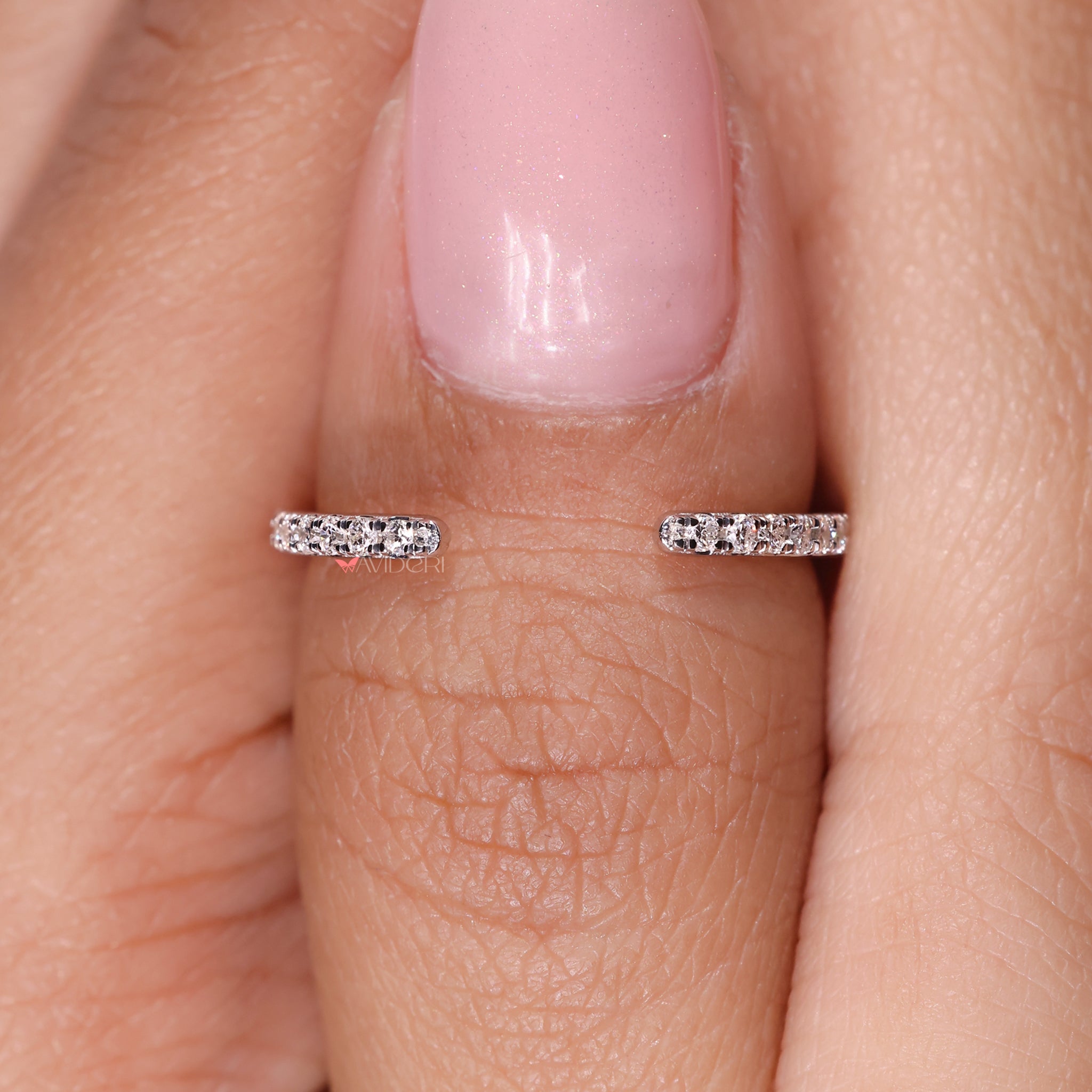 Avideri band with white gold finish.