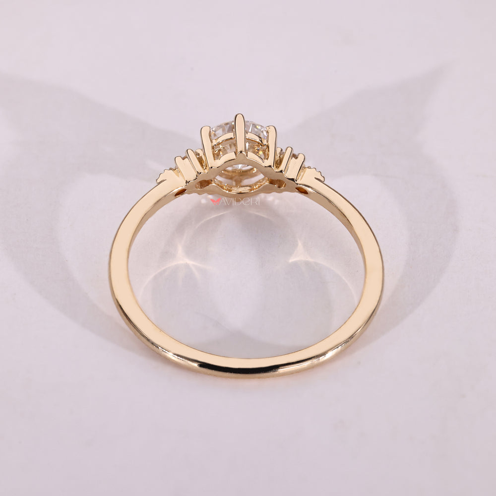 Bold and artistic design of a unique engagement ring in yellow gold with three diamonds.