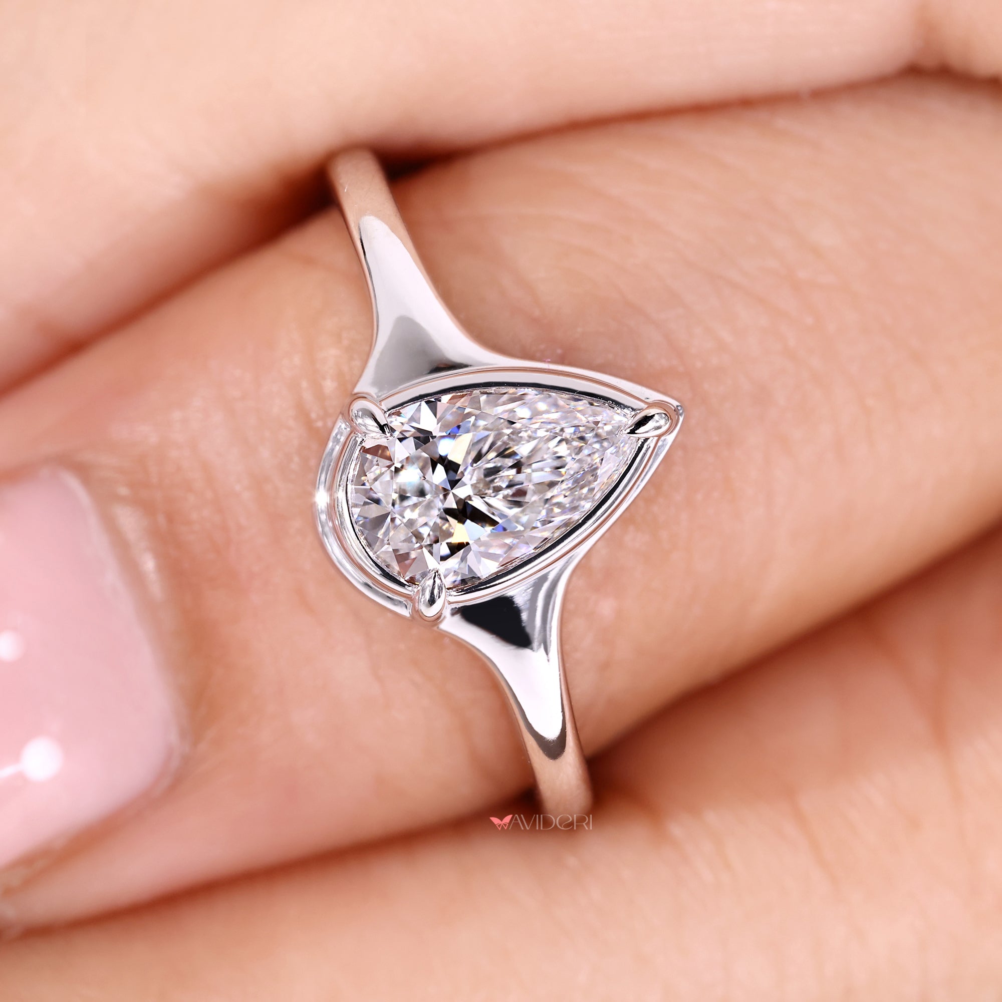 Buy engagement ring with three claw prong setting from Avideri.