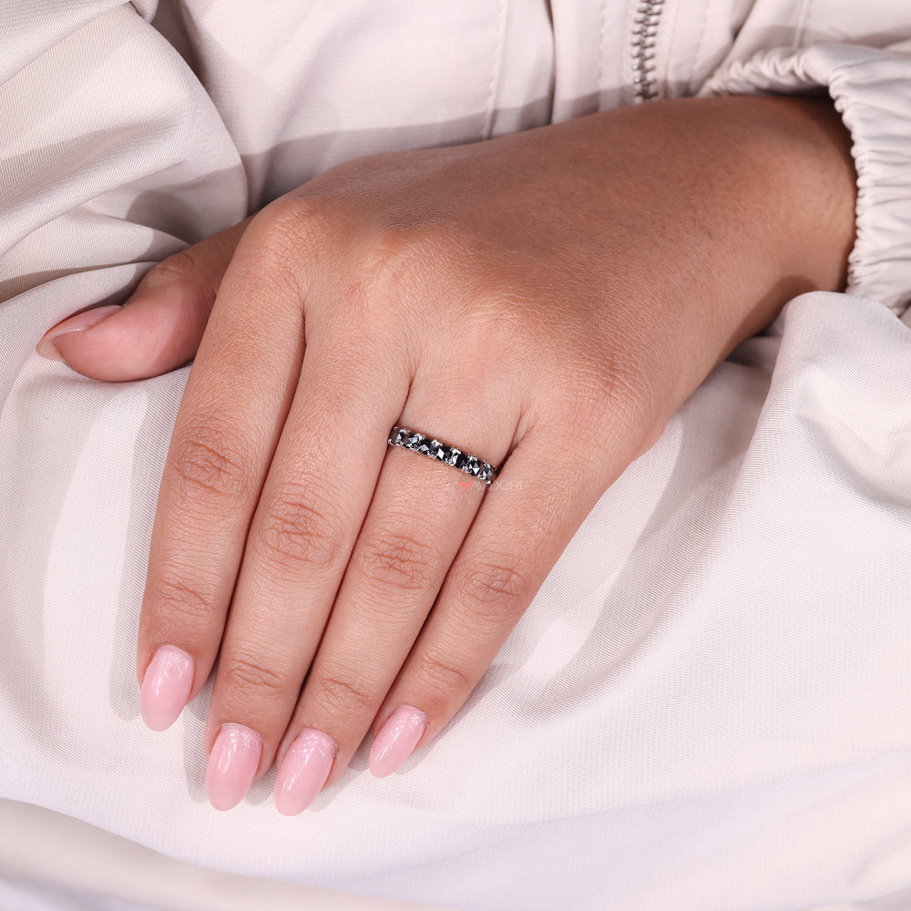 The 4 claw prong setting holds the gemstone securely with style.