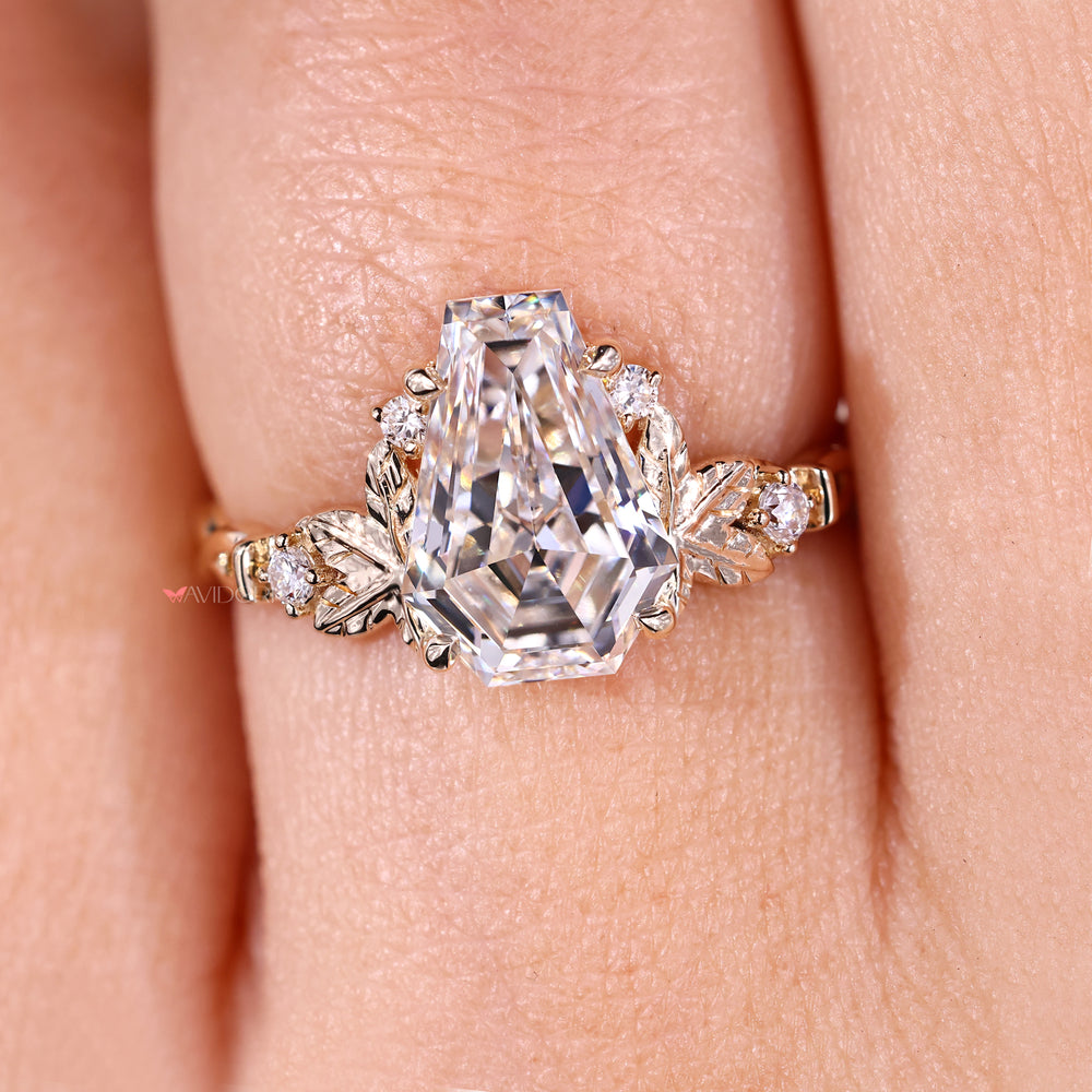 Avideri ring with coffin diamond style.
