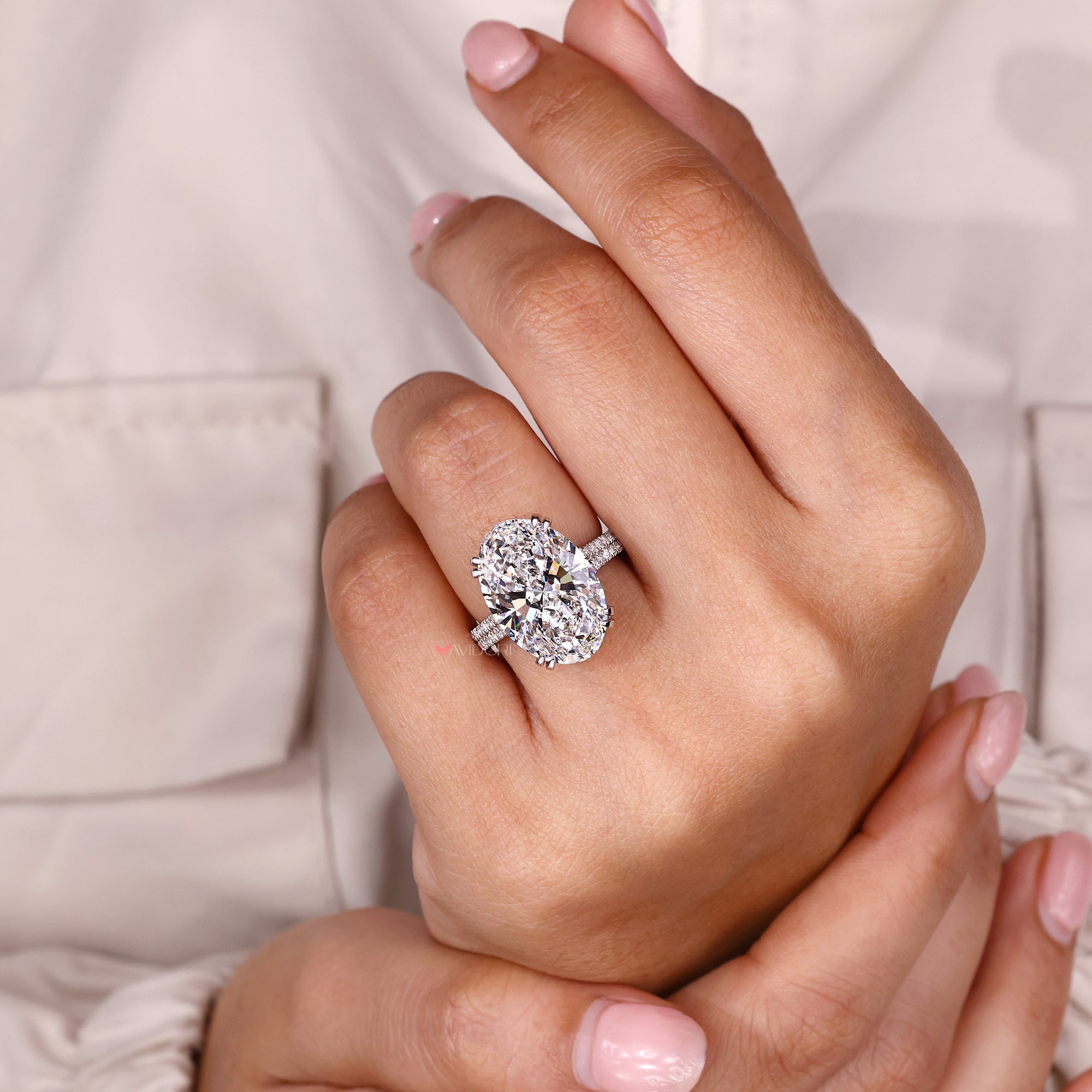 Avideri oval diamond ring with cathedral setting elegance.