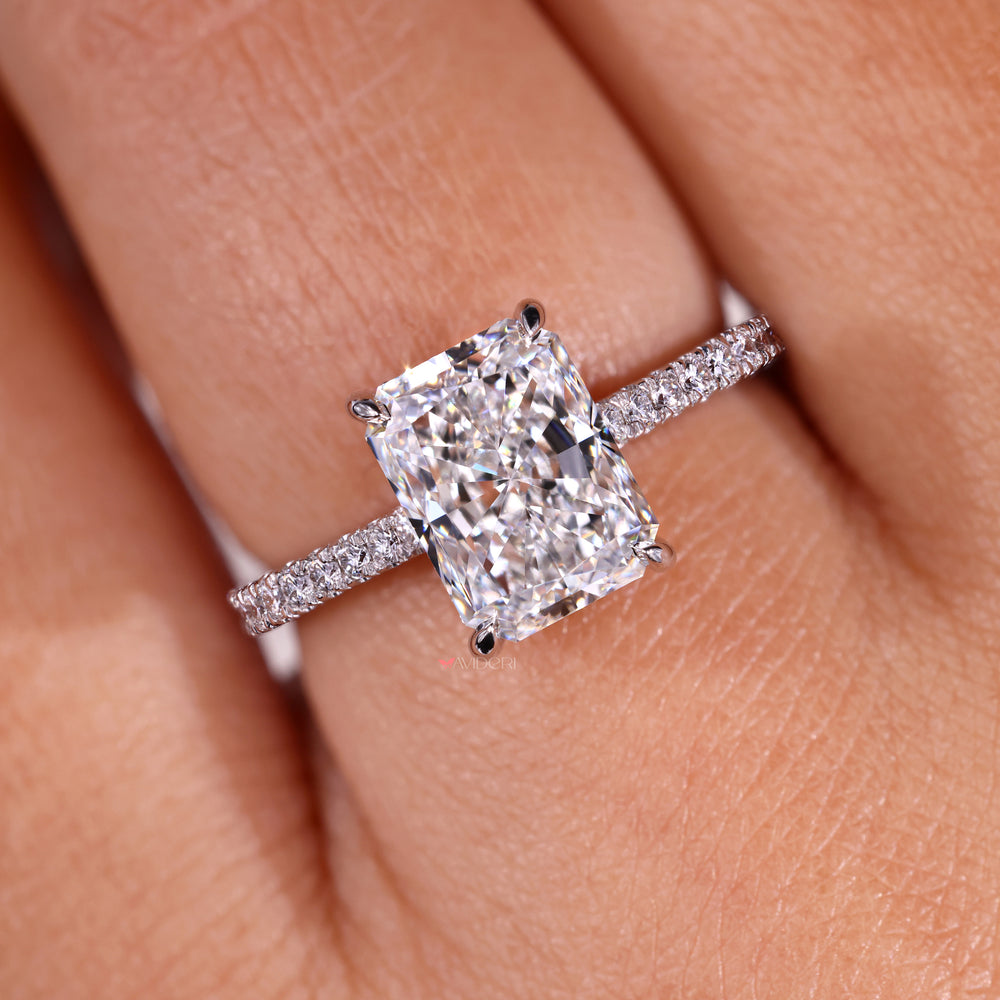 Round cut engagement ring featuring a classic and sophisticated look
