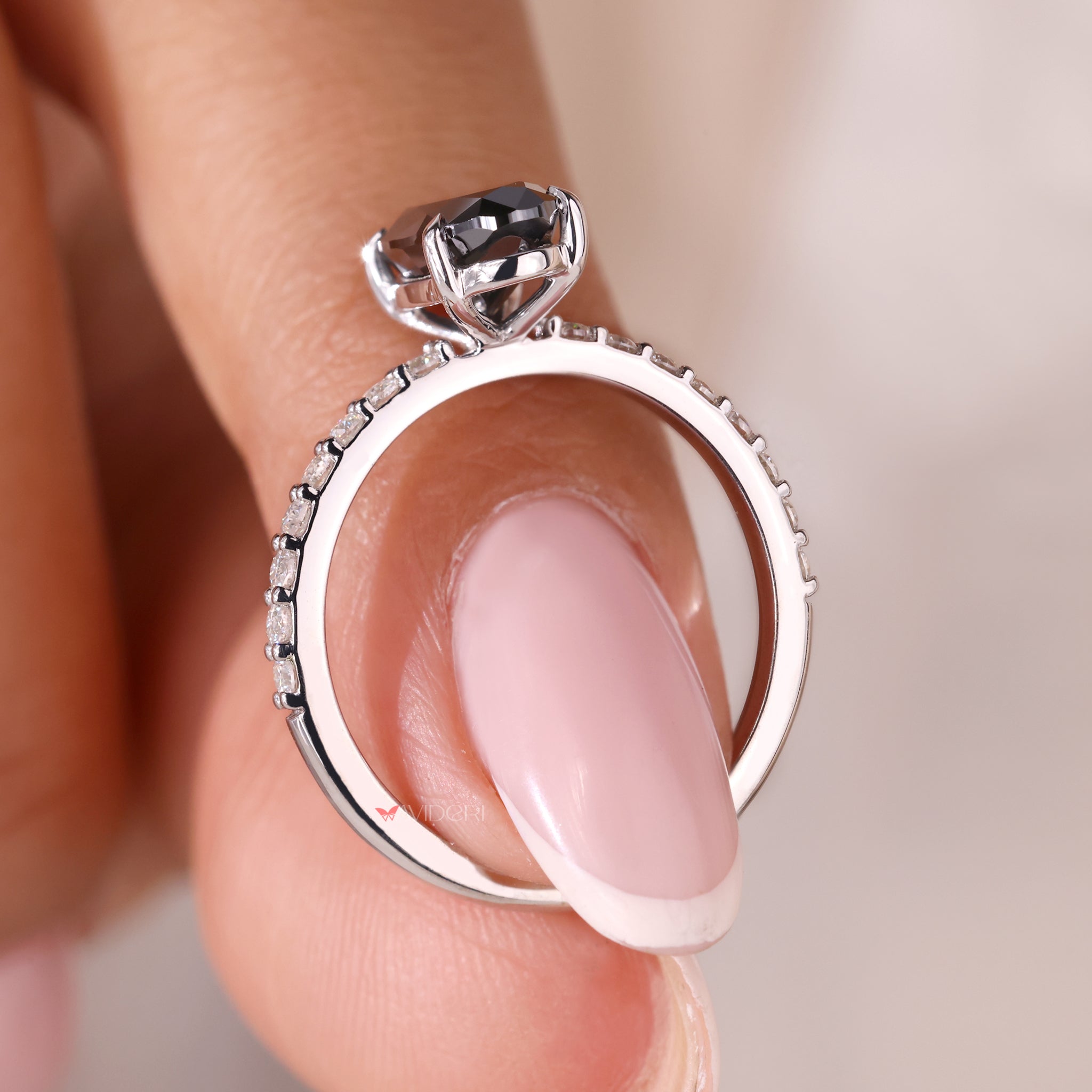 White gold ring with a polished finish and elegant design.
