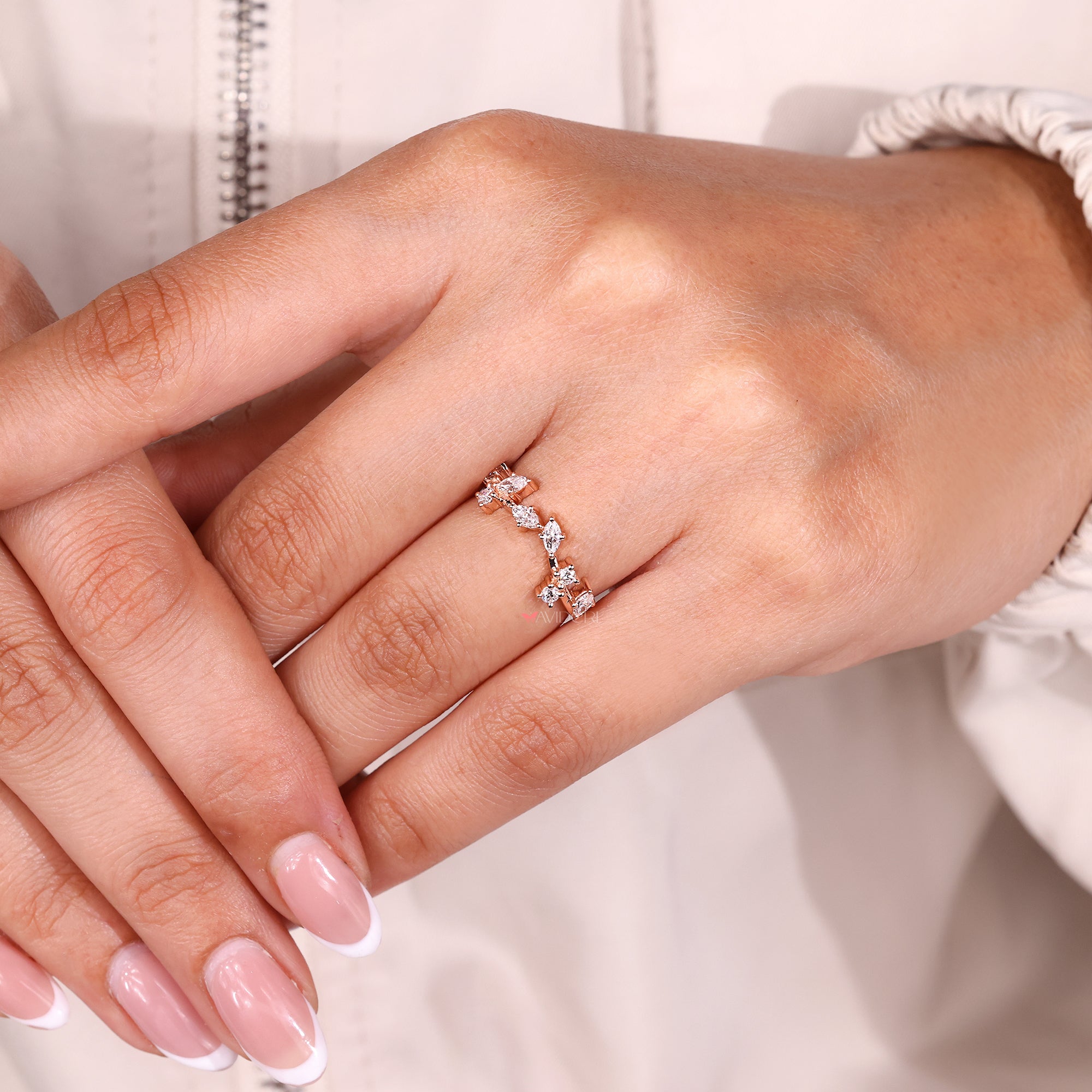 Avideri Band with curved diamond style.