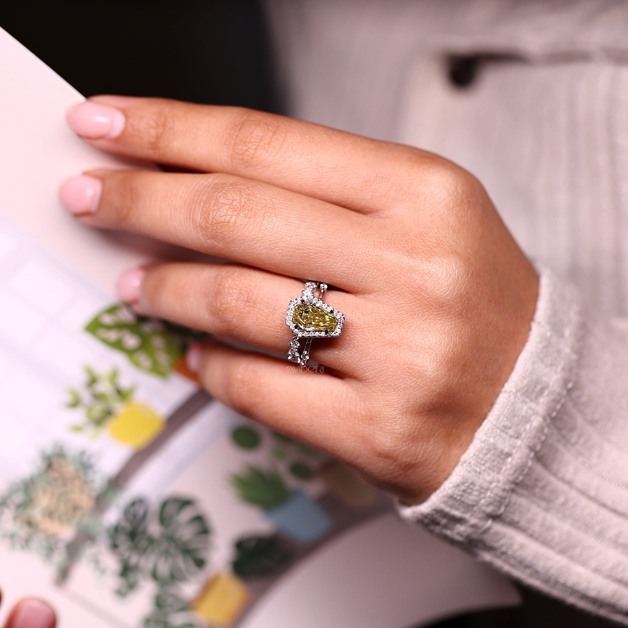 Four claw prong with distance pave setting.