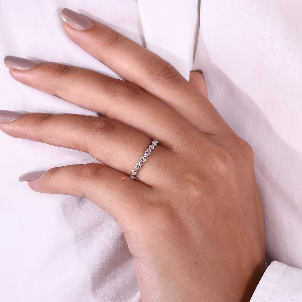 Stunning Avideri wedding band with radiant diamonds for a timeless and elegant design.
