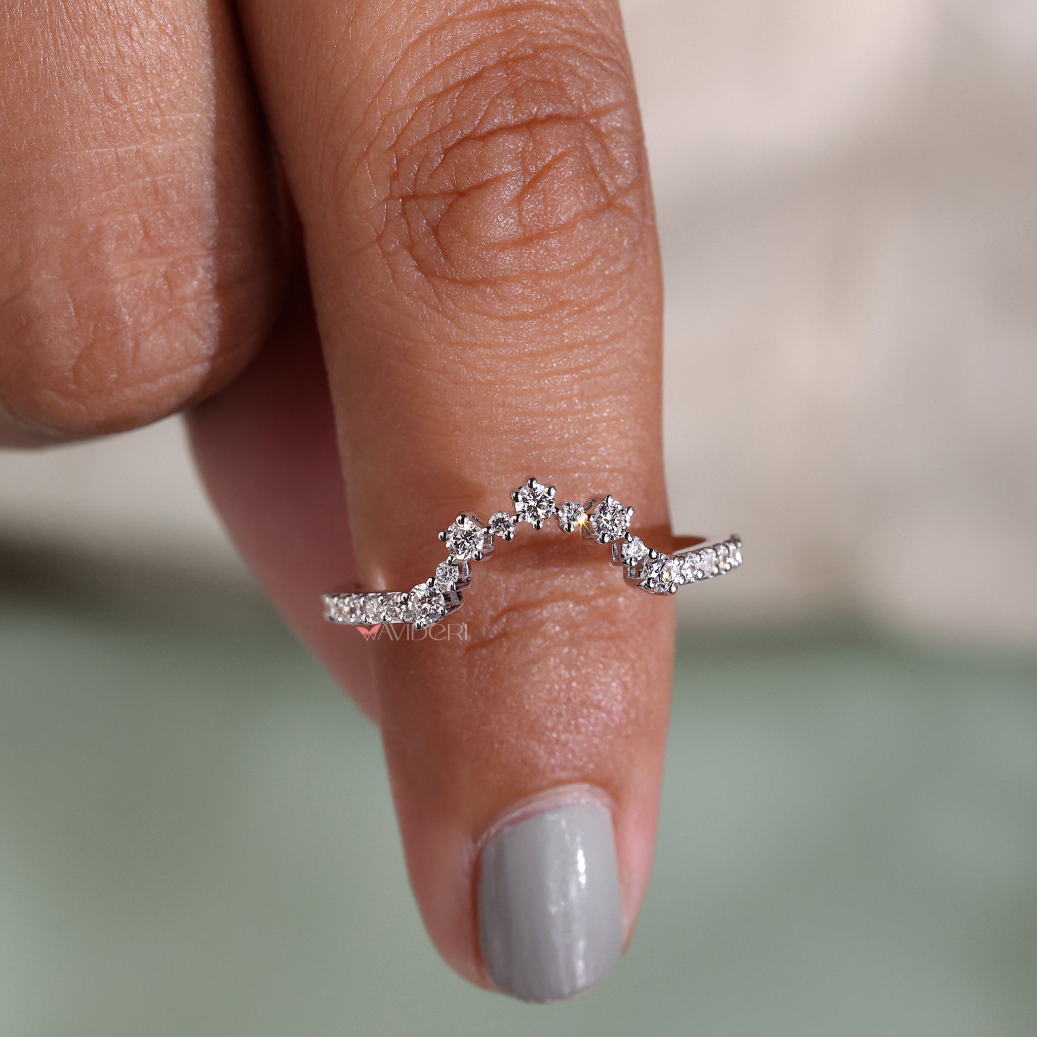 Curvy wedding band with elegant diamond accents.
