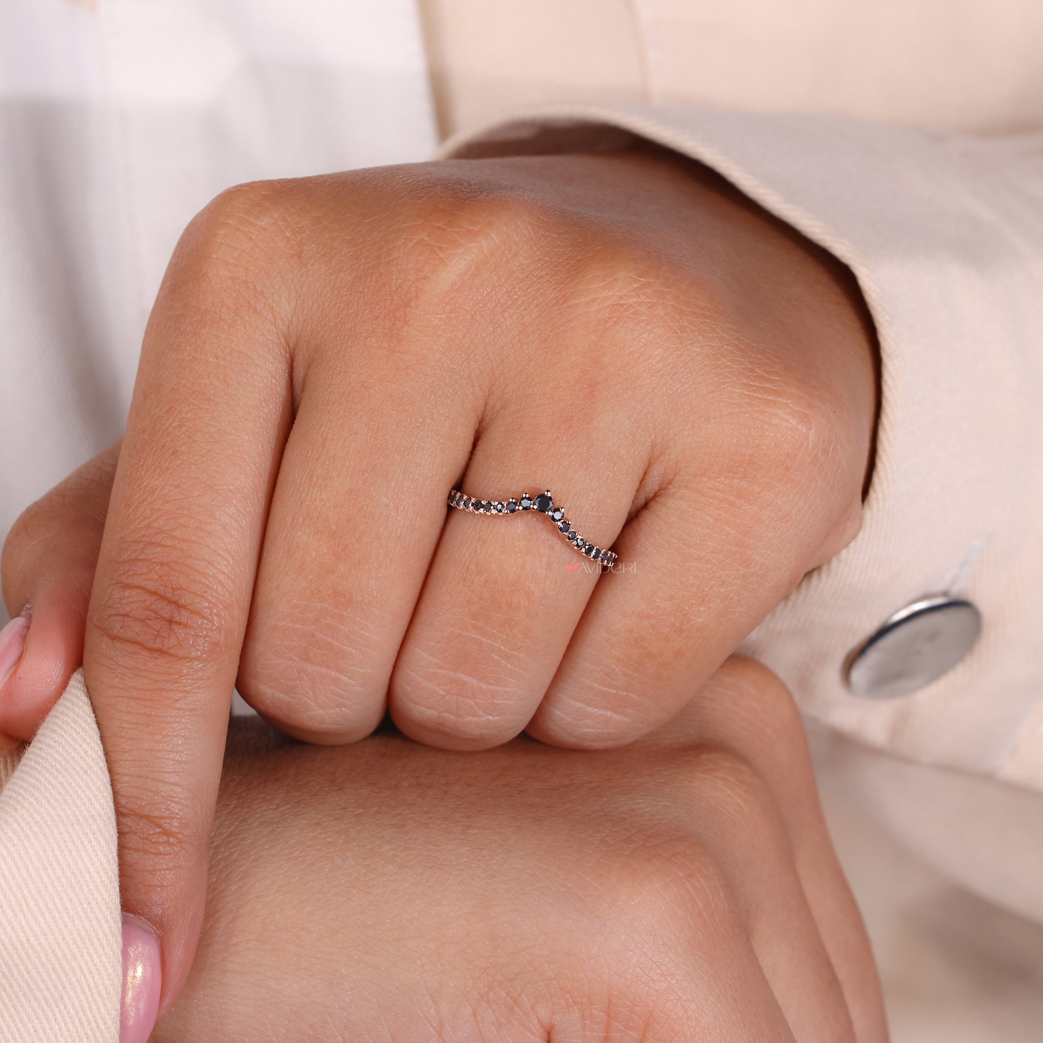 Curved Wedding Band Gold - Black Round Moissanite