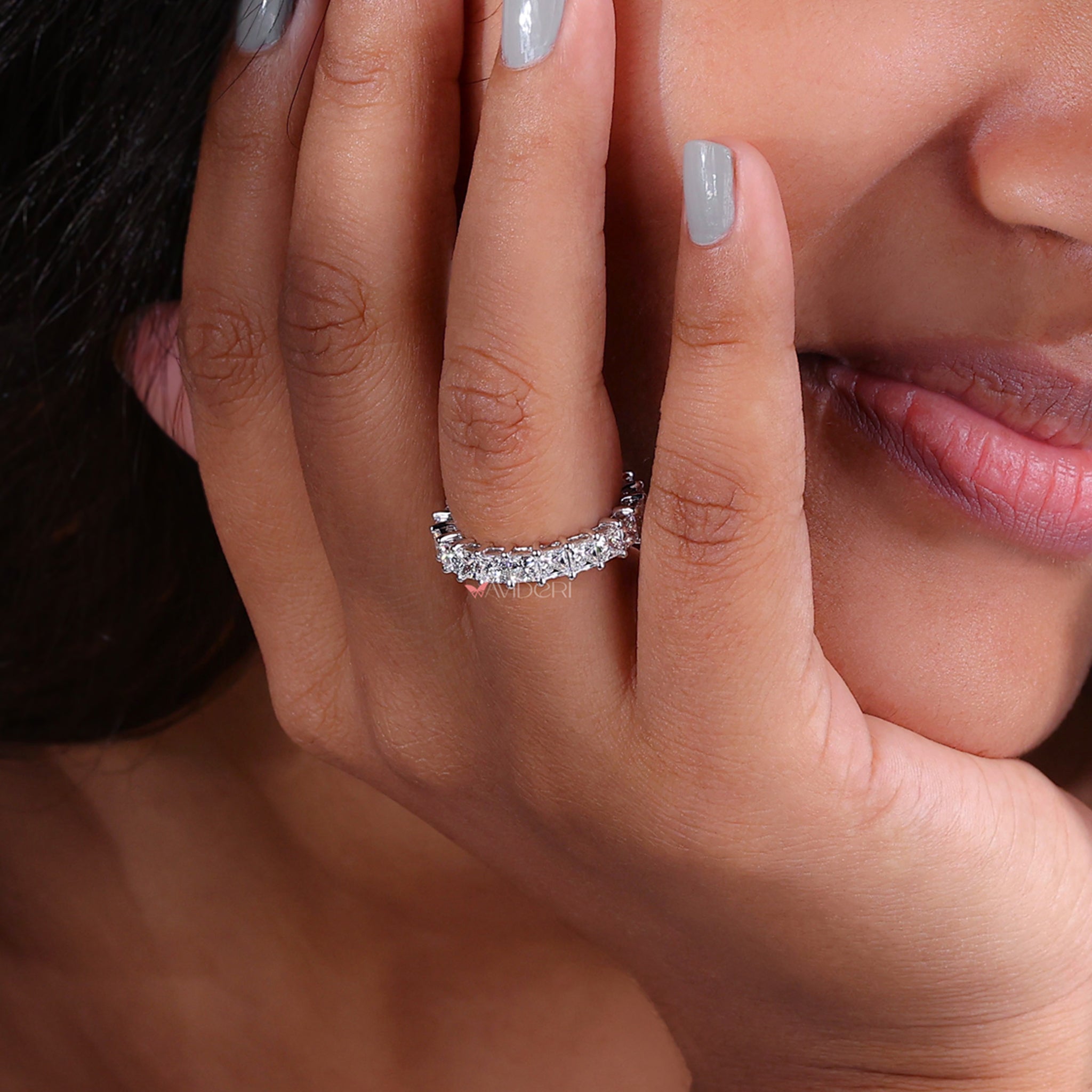 Full eternity band with continuous diamonds around the ring.
