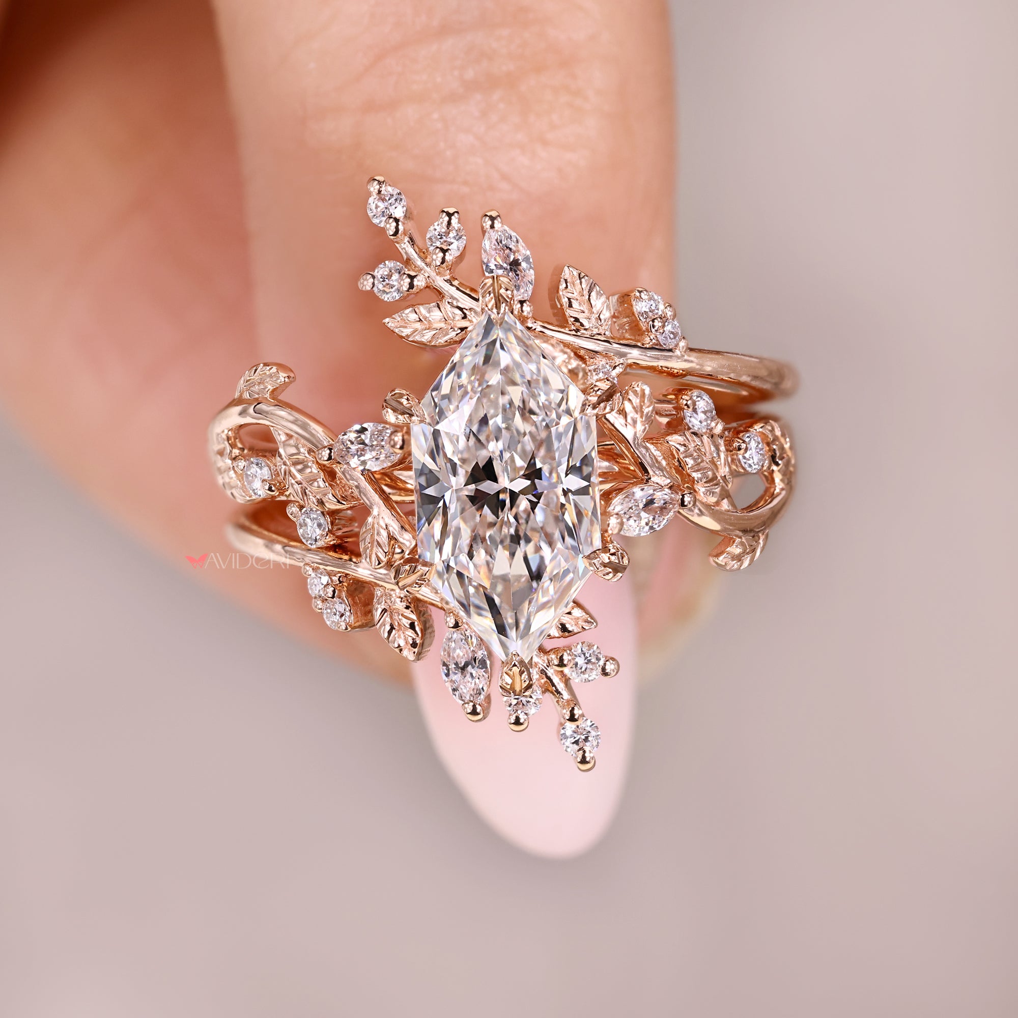 Buy a wedding band with marquise cut diamonds from Avideri.