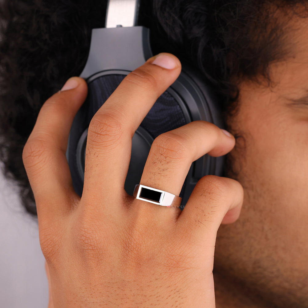Sophisticated signet ring men will love to wear
