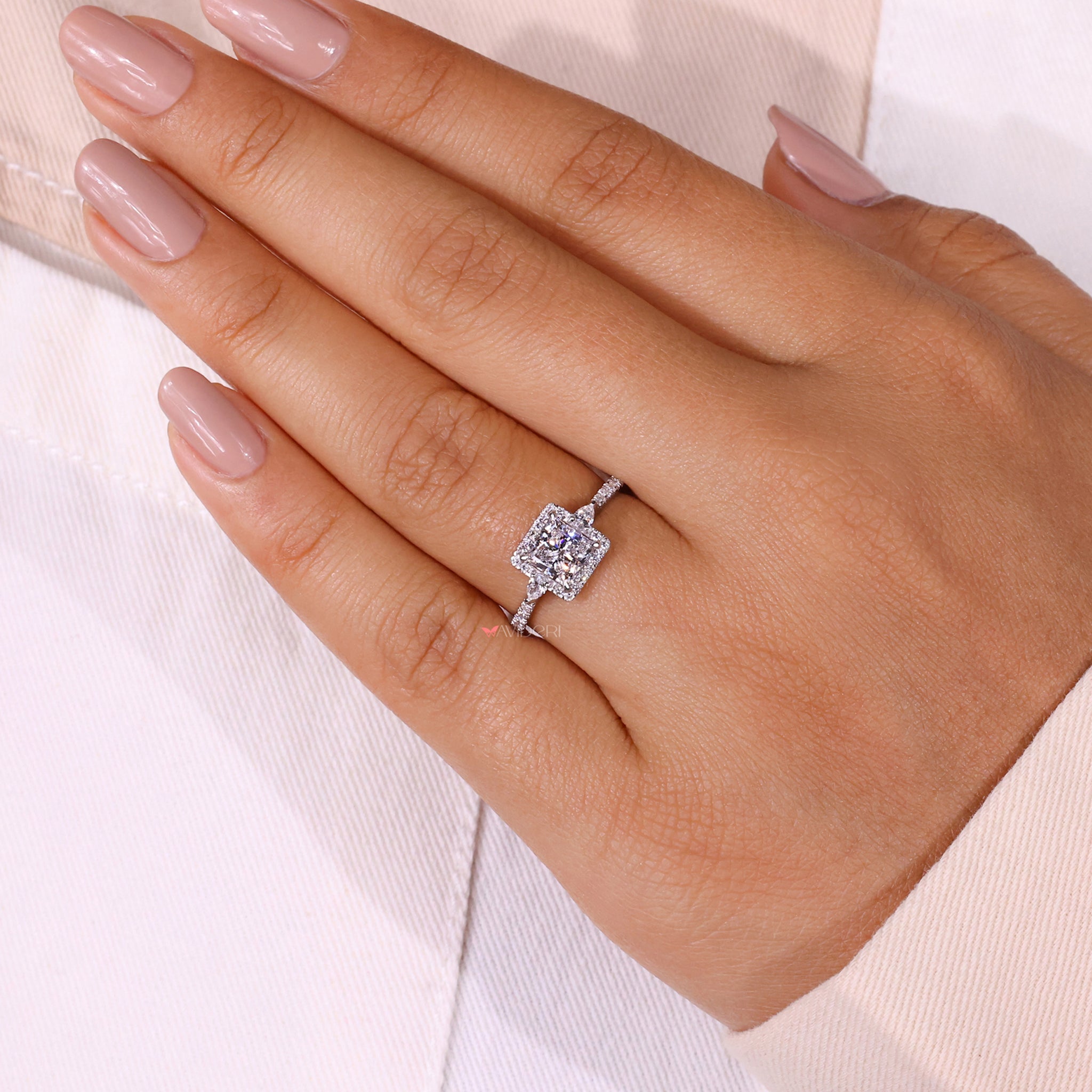 Avideri engagement ring crafted with igi certified lab grown diamonds, blending ethical luxury with timeless elegance.