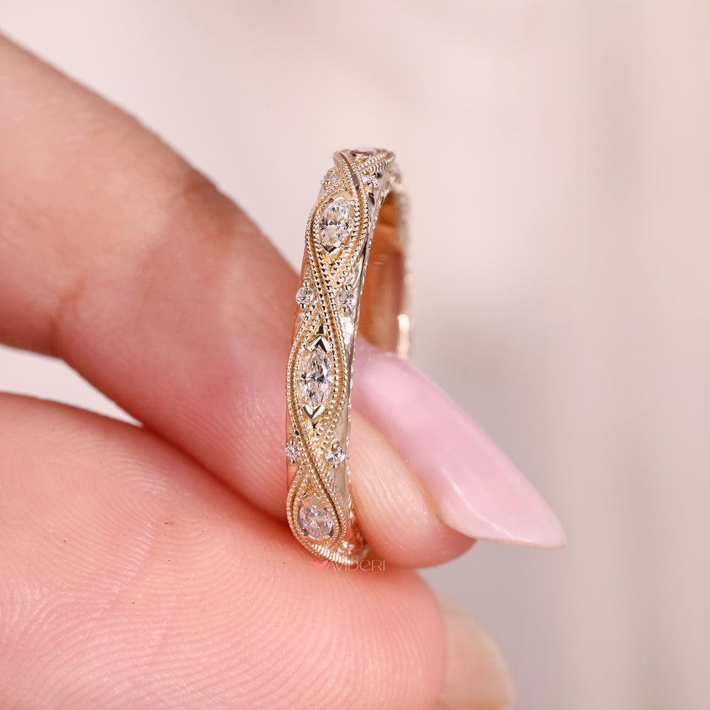 Milgrain wedding band with diamond details.

