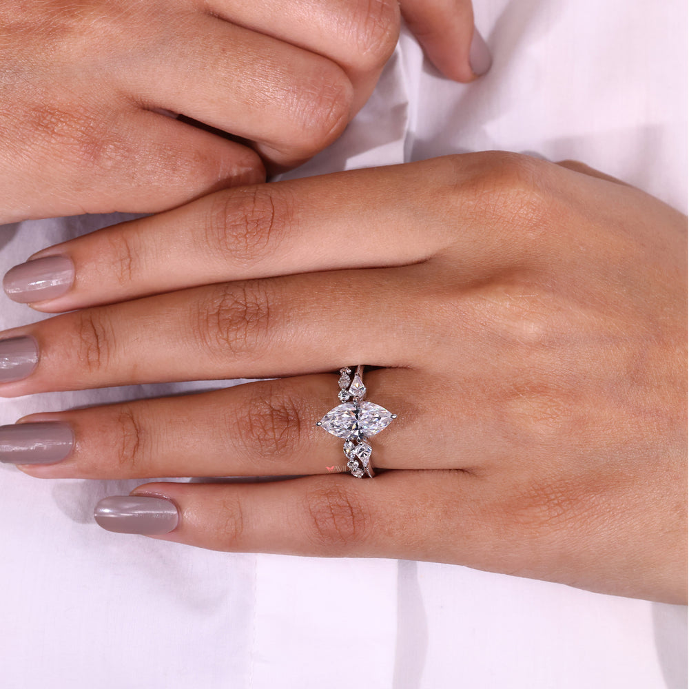 Secure shared prong setting holding diamonds in a sleek and modern design.

