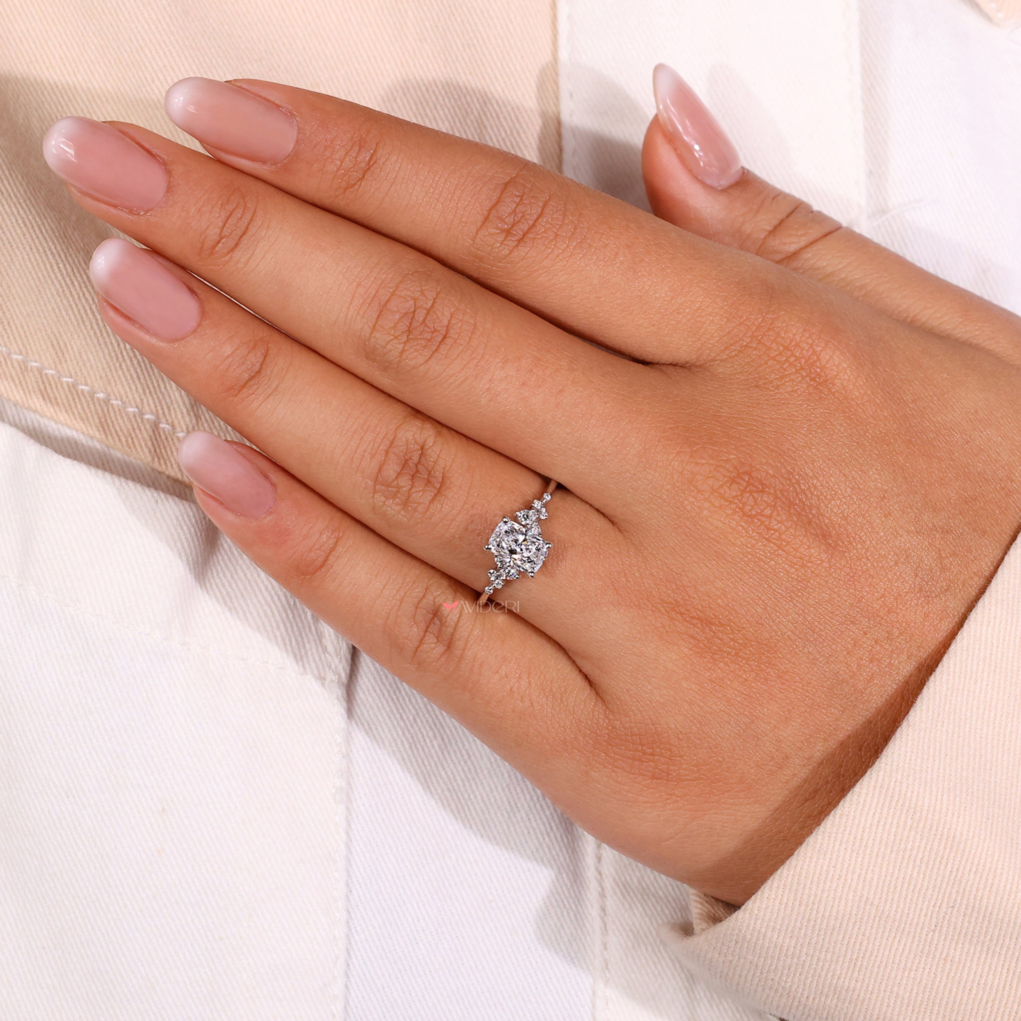 Secure ring setting prong for a radiant diamond display
