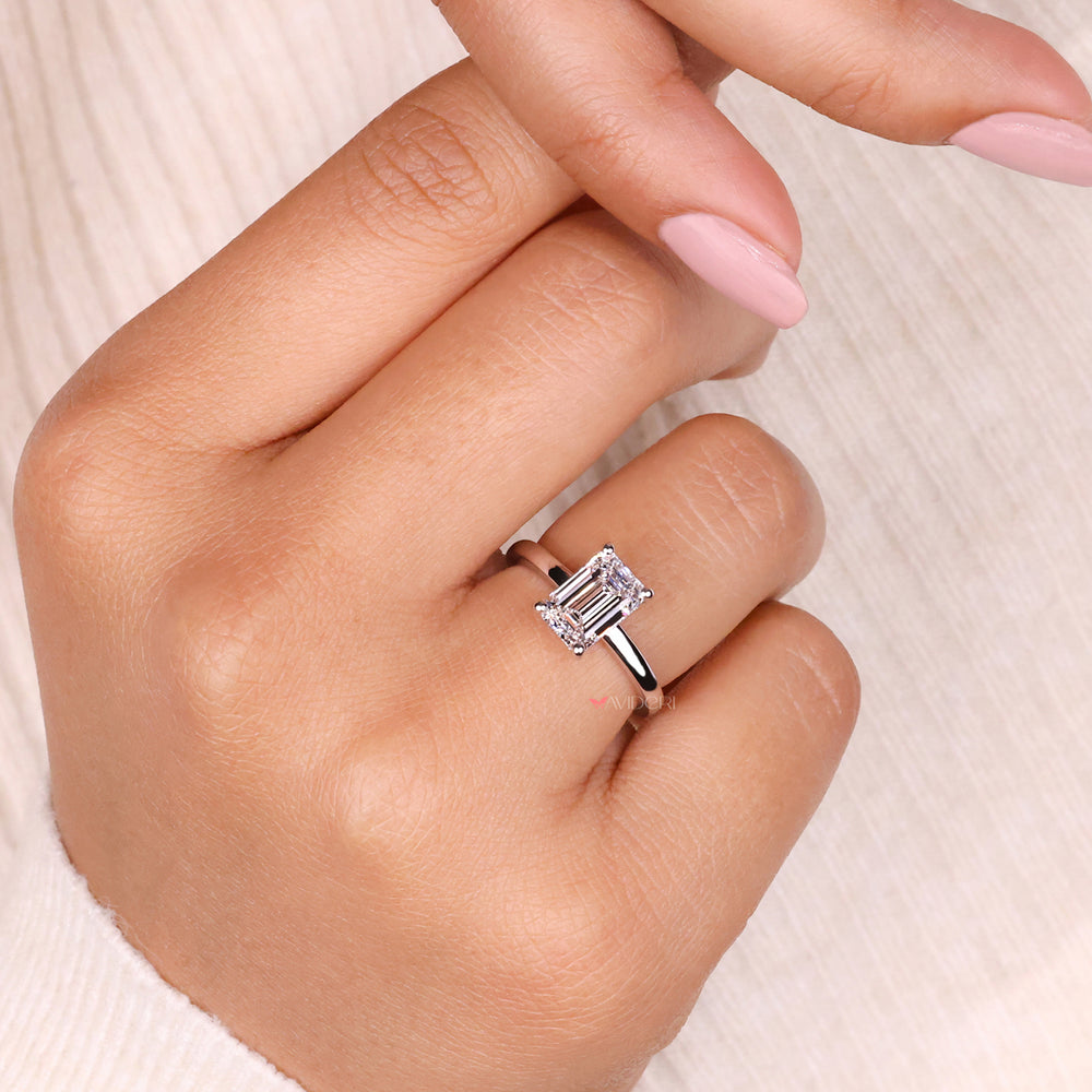 Unique emerald cut ring in white gold with an elegant and modern style.
