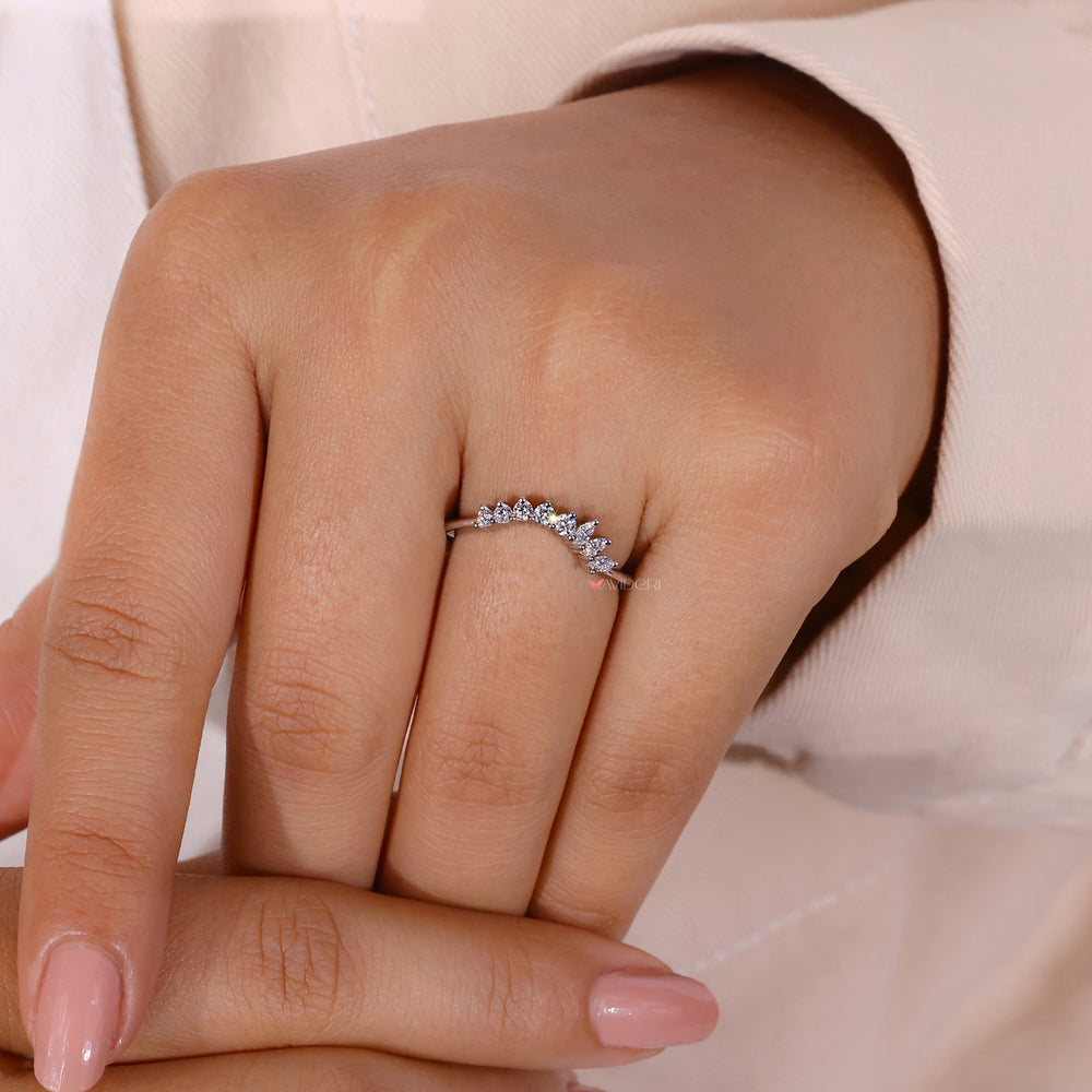 Avideri band with a classic and elegant diamond setting.
