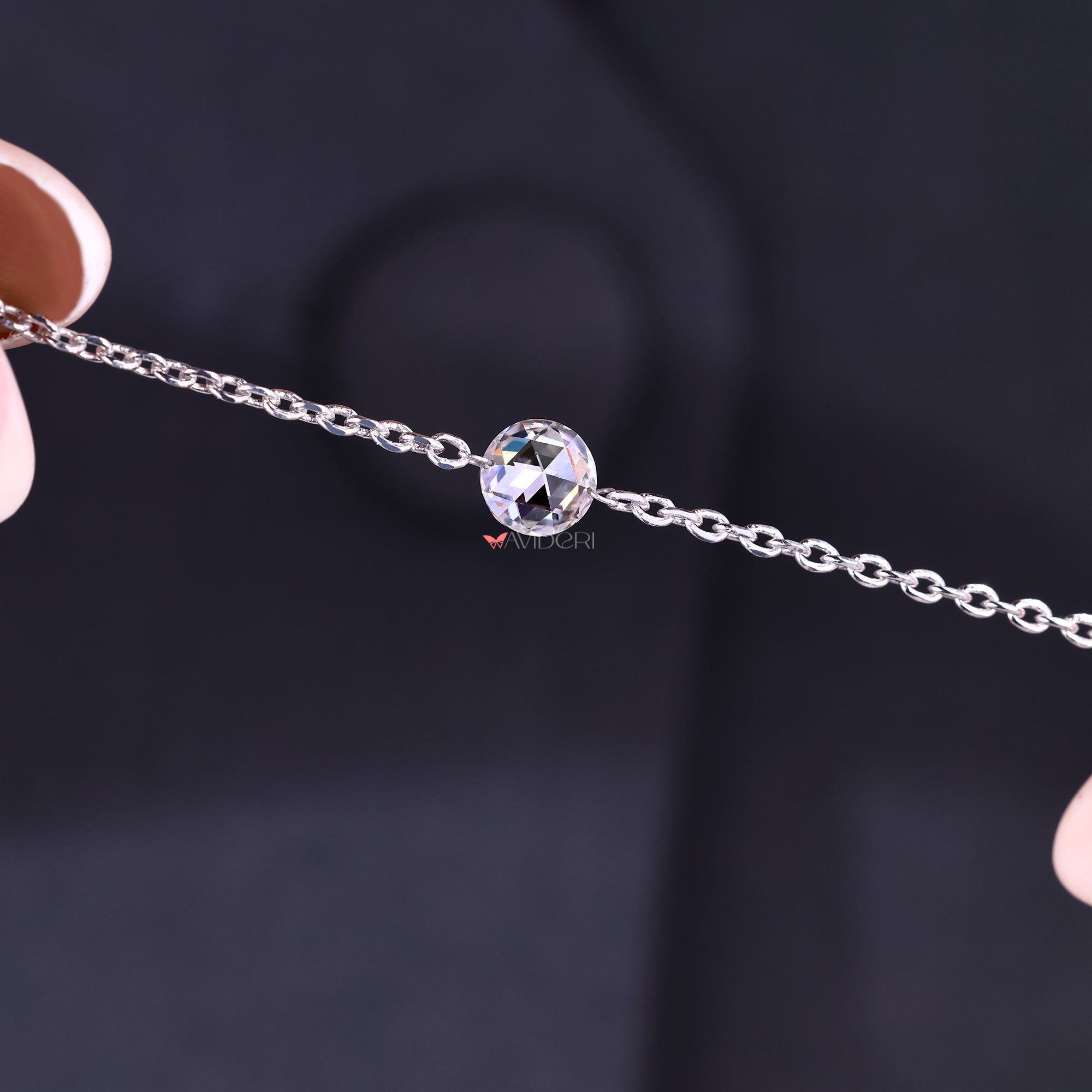 Avideri pendant on a white gold necklace.