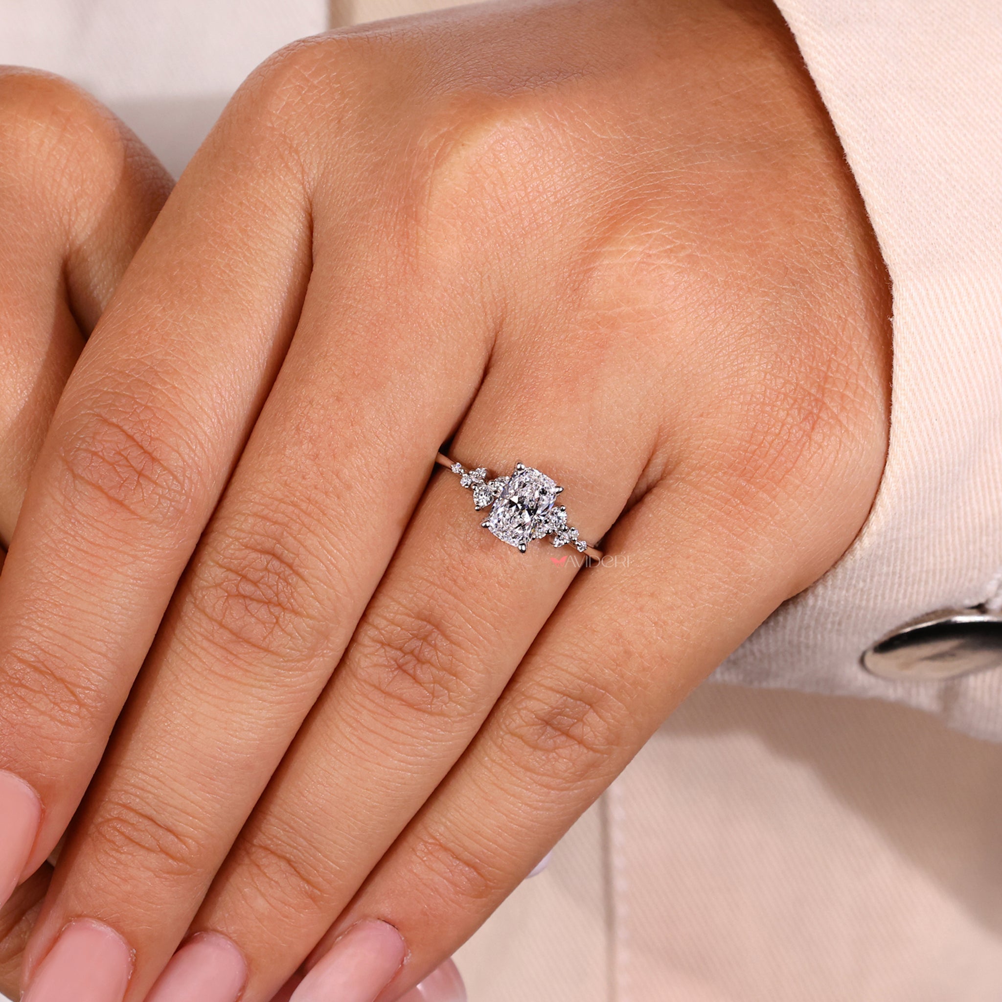 Stunning cushion cut diamond ring with  sparkle
