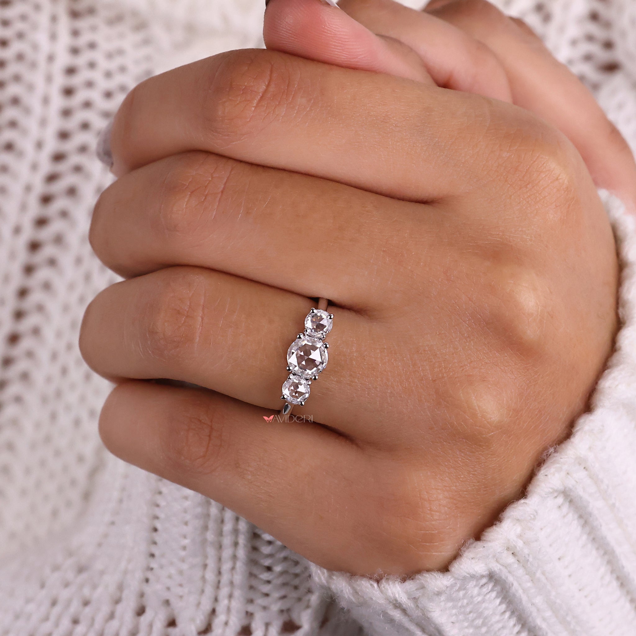 Round diamond engagement ring, gold engagement ring, IGI certified
