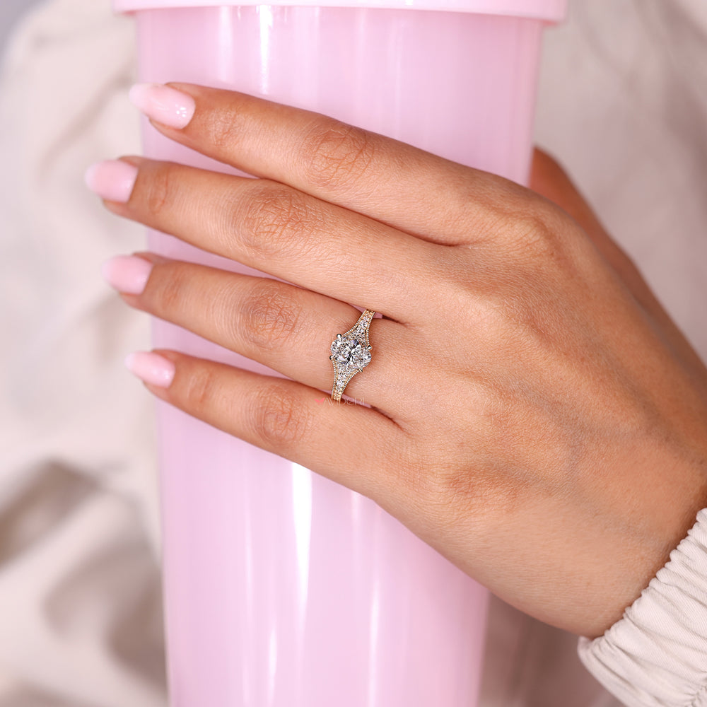 Oval ring with round diamond pave style.
