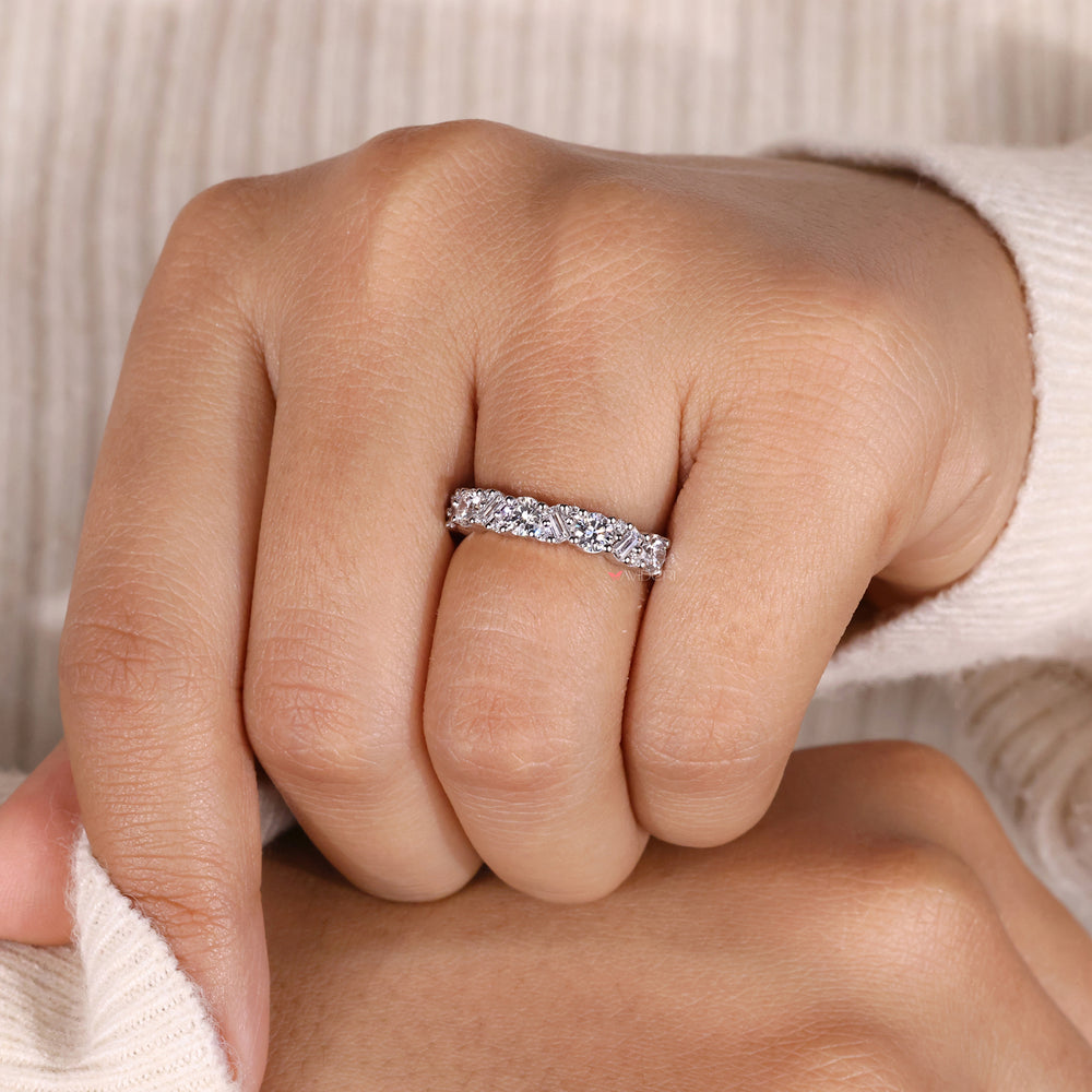 Round cut diamond wedding band with fine detail.
