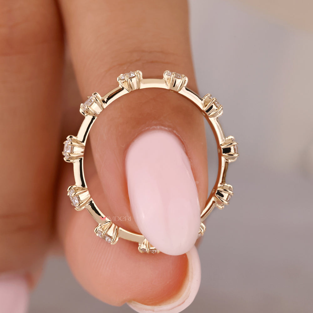 Yellow gold wedding band with round diamonds in a gorgeous design.

