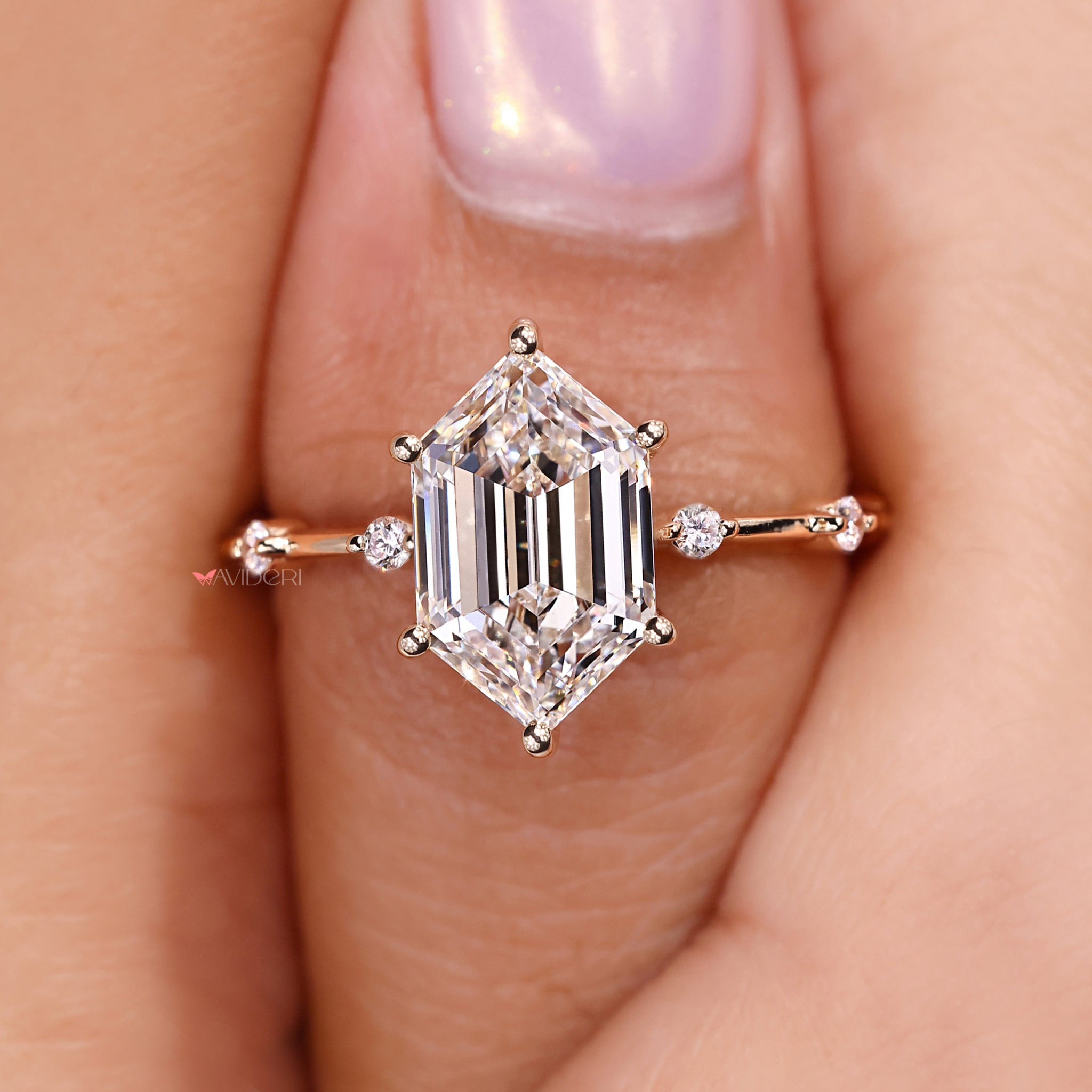 Buy an engagement ring with Round Cut Distance Pave online at Avideri