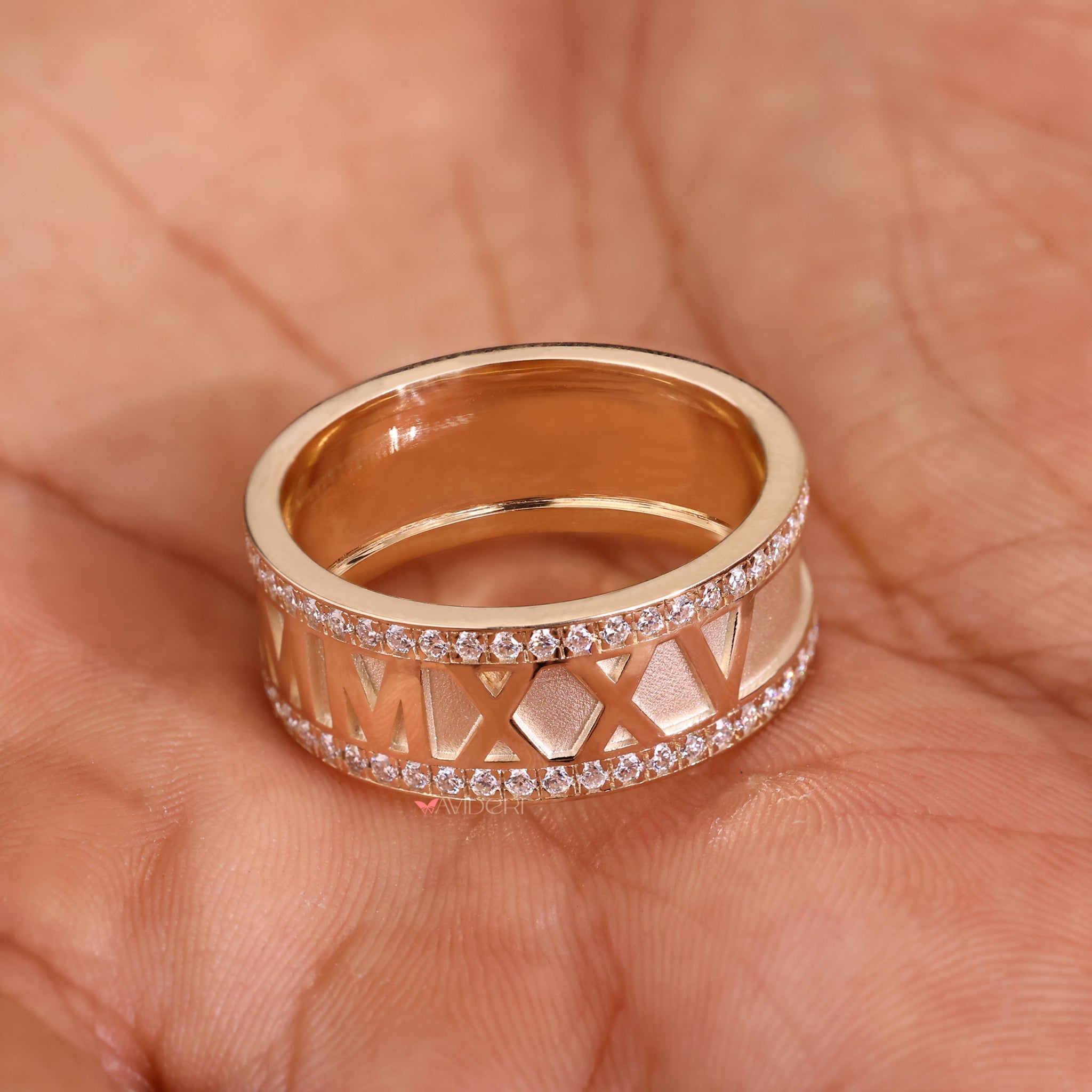 Round diamond mens wedding band delivers bold shine in structured form.
