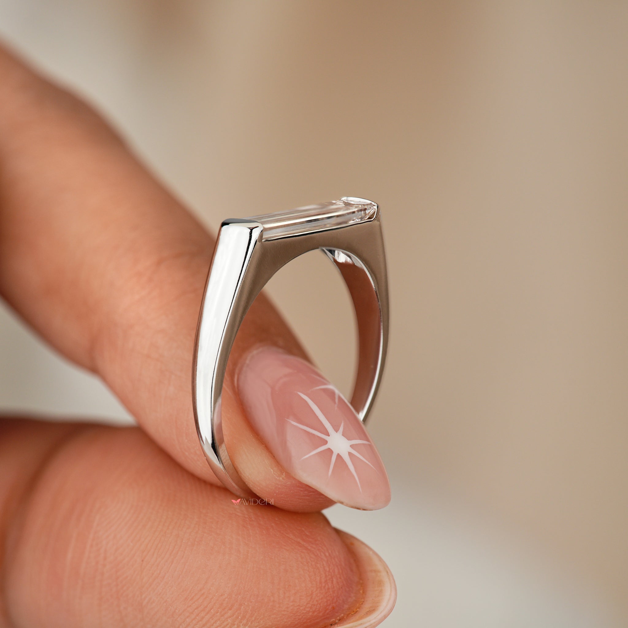 Classic signet ring with refined craftsmanship and luxurious details.