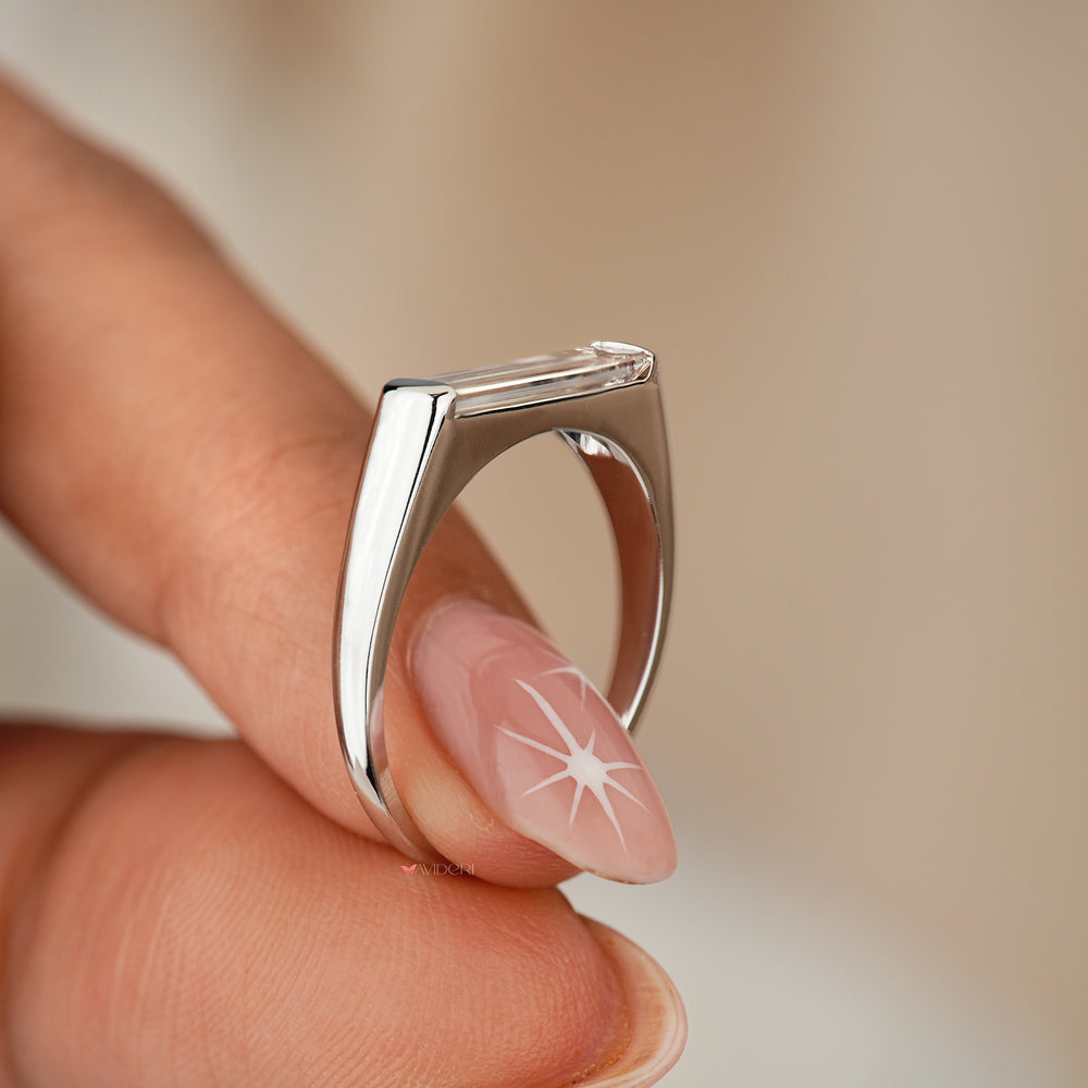 Classic signet ring with refined craftsmanship and luxurious details.