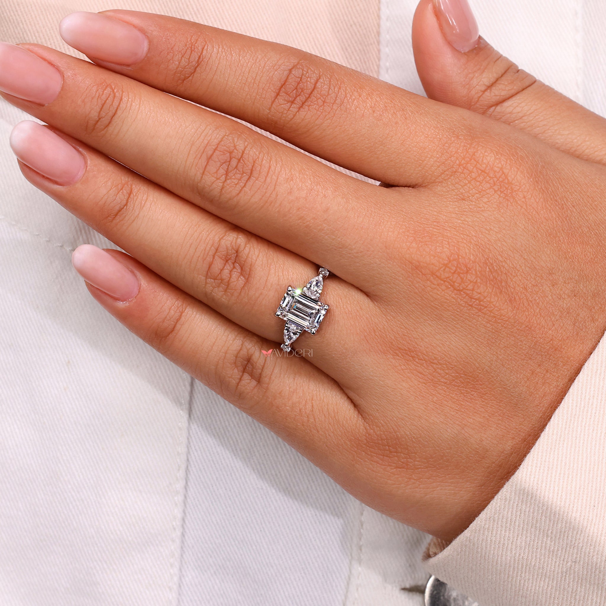 Stunning emerald engagement ring with timeless elegance
