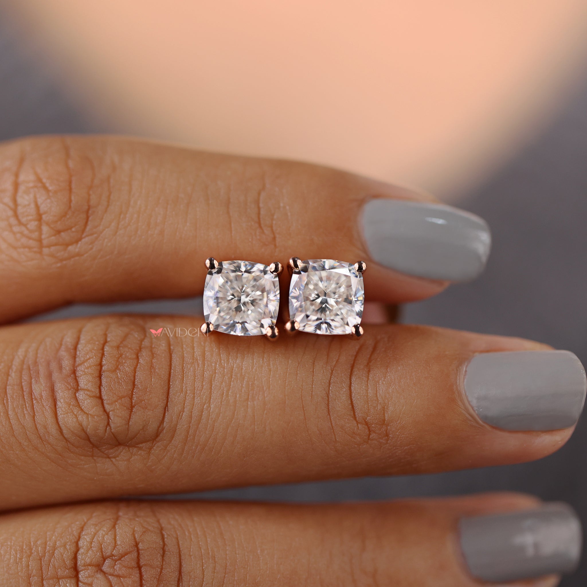 The Avideri earrings offer modern style with lasting quality.