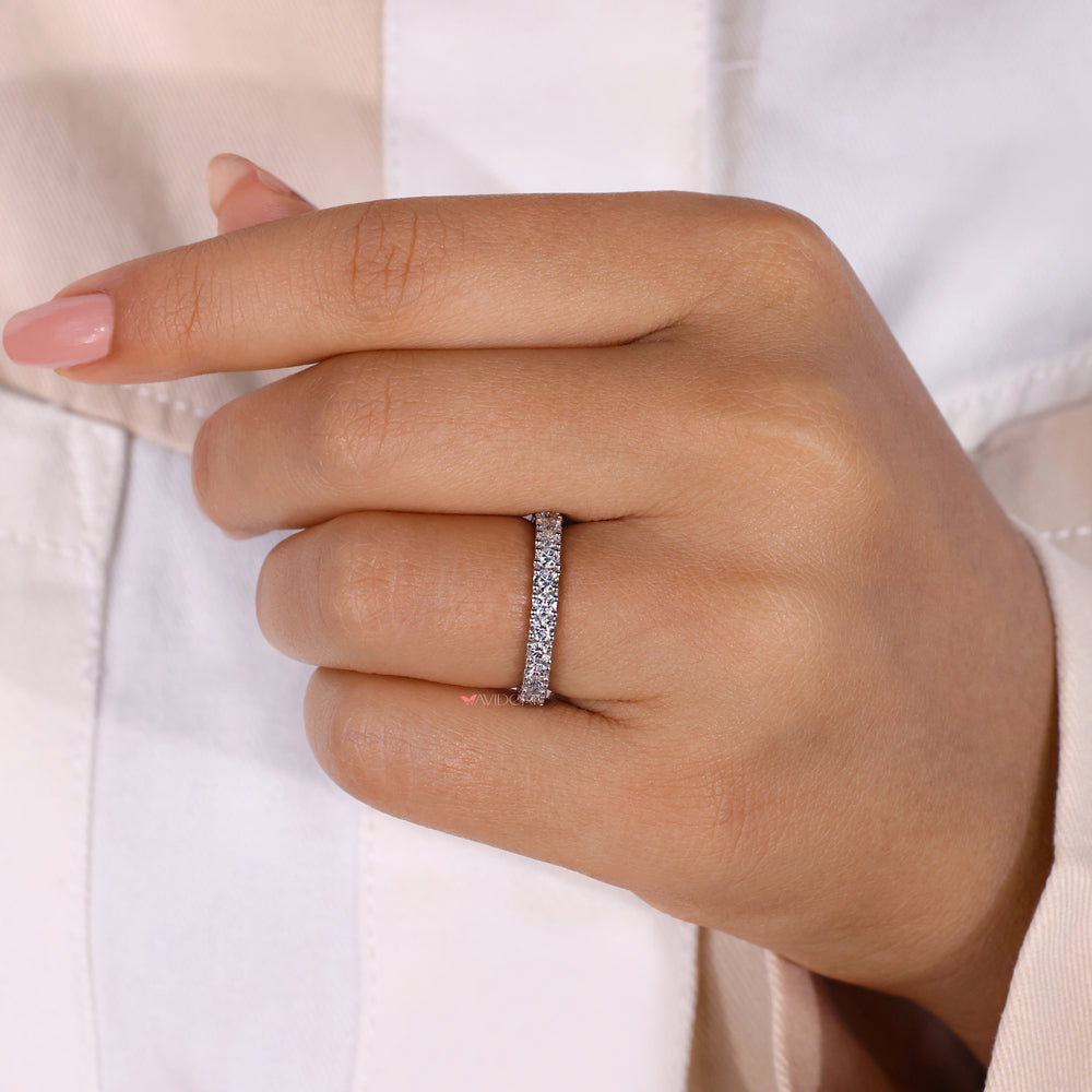 White gold band with brilliant round diamonds.
