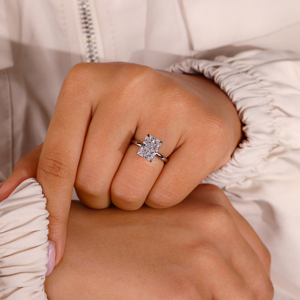 Diamond solitaire ring featuring exquisite craftsmanship and timeless charm.
