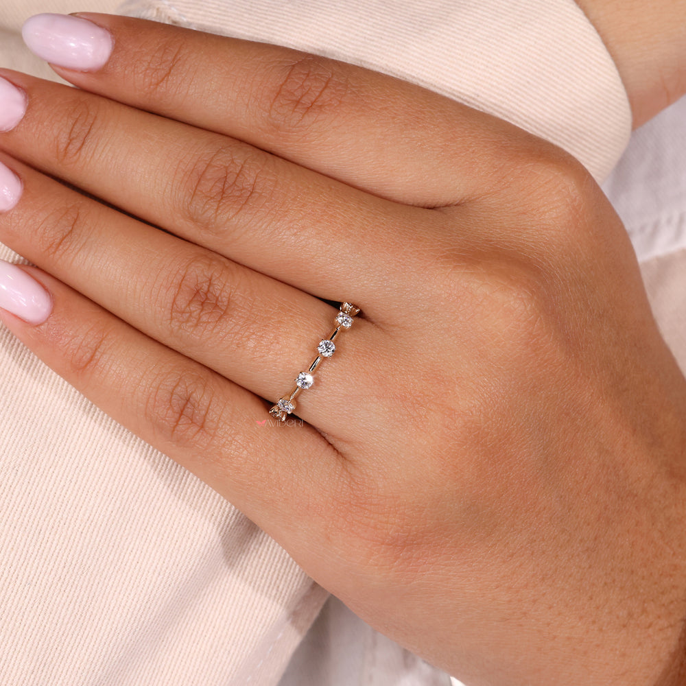 Avideri band featuring round diamonds for a luxurious round diamond wedding band.
