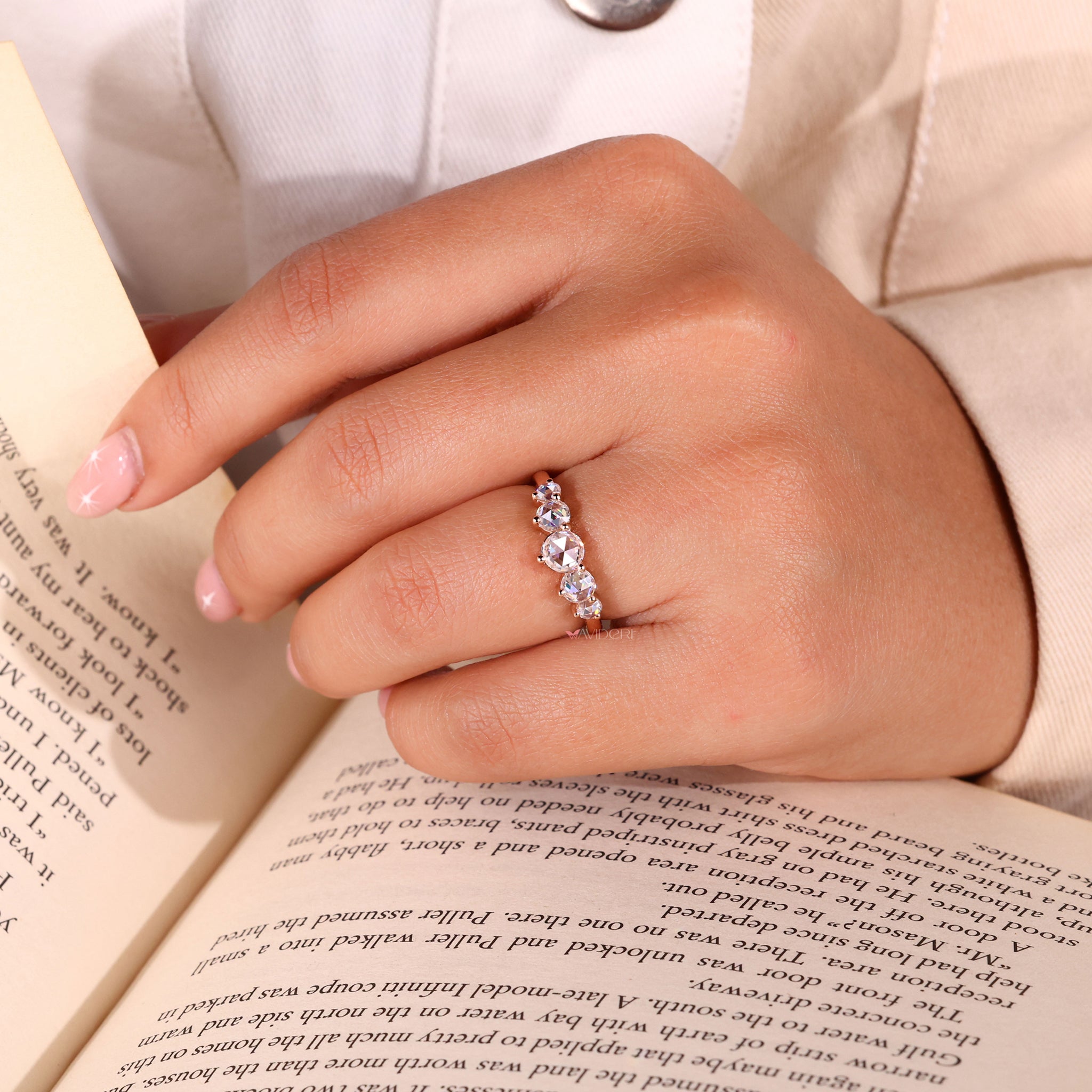 Five stone band designed for brilliance and style

