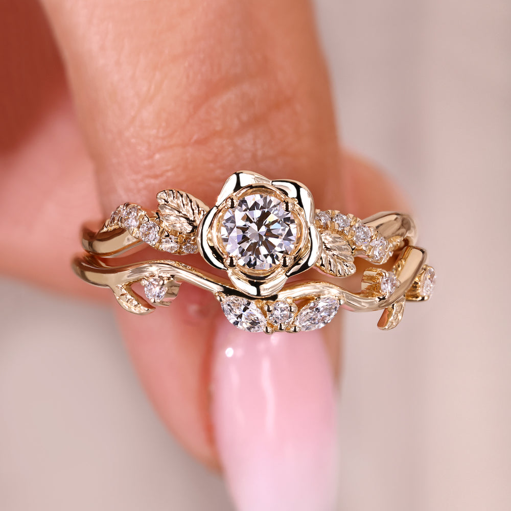 Round diamond ring with diamond band in flower style.