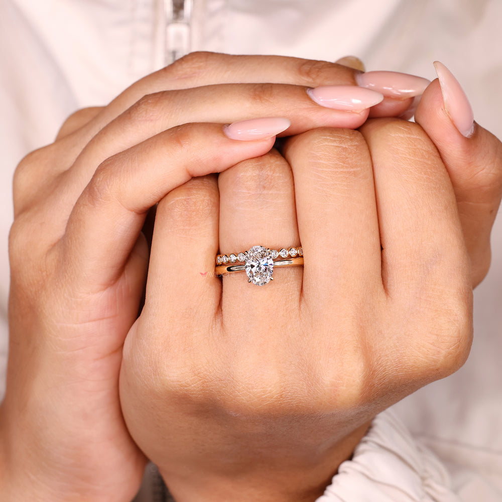 Oval ring with four claw prong setting style.
