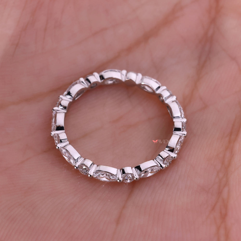Classic white gold wedding band with high-quality diamonds for a refined look.
