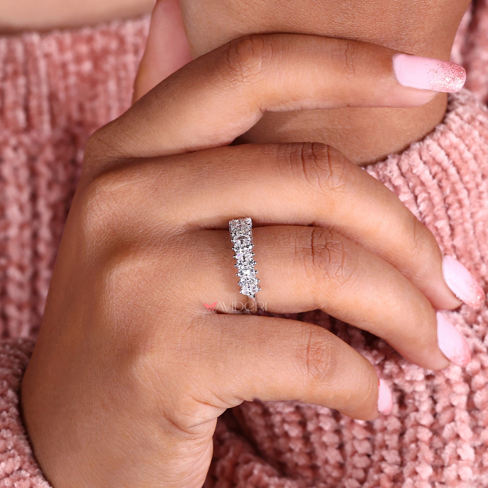 This marquise and round wedding band features elegant stone detail.
