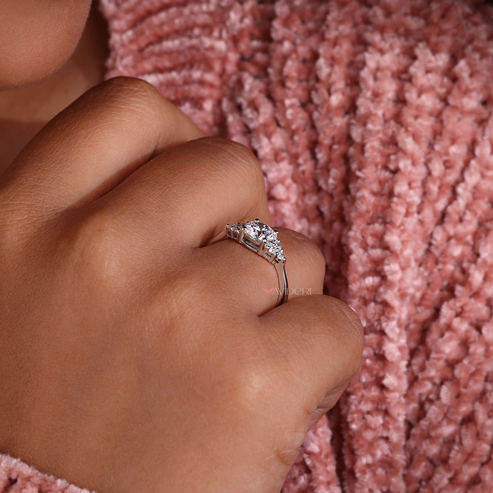 Rounded Diamond with flawless brilliance for a modern engagement style.