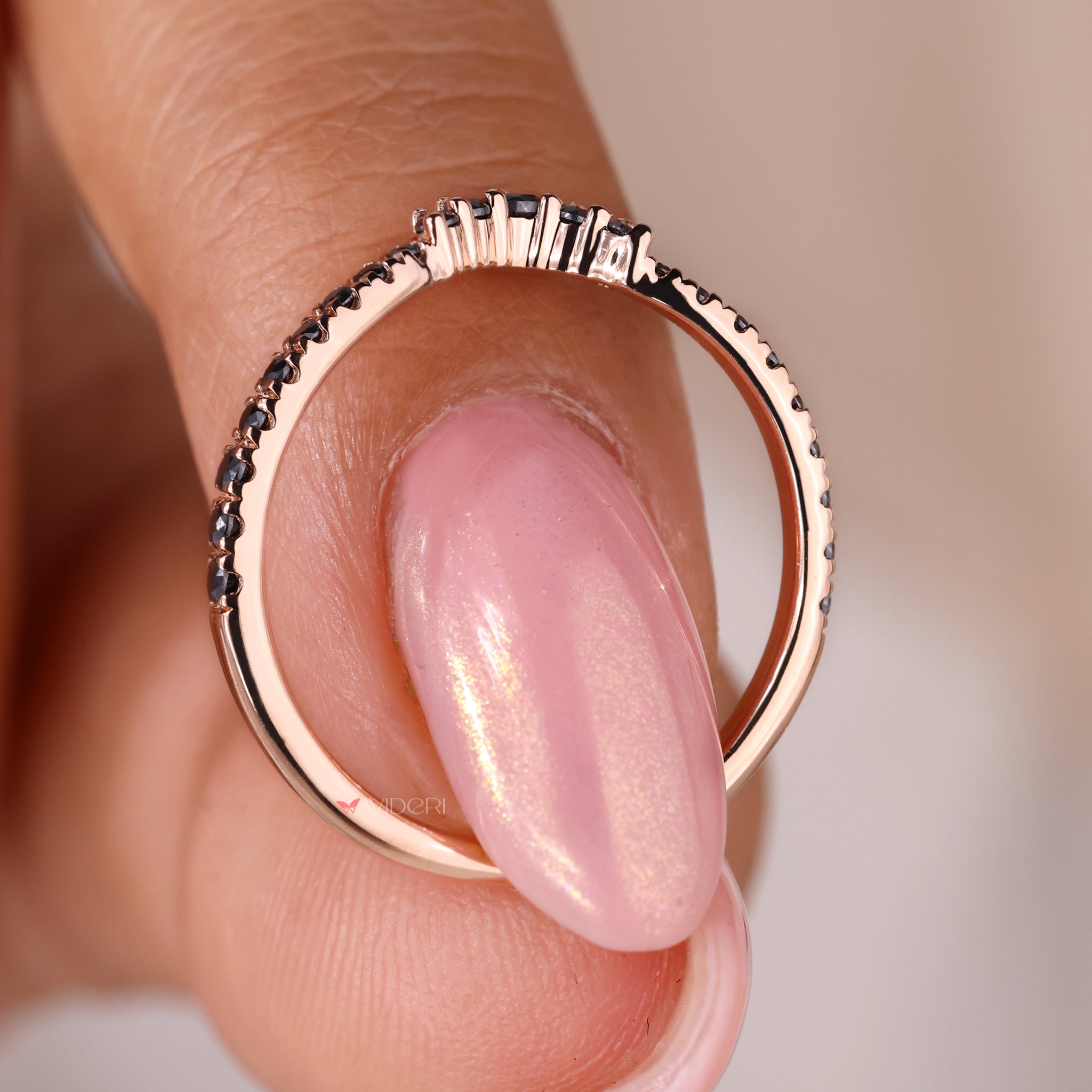 Curved Wedding Band Gold - Black Round Moissanite