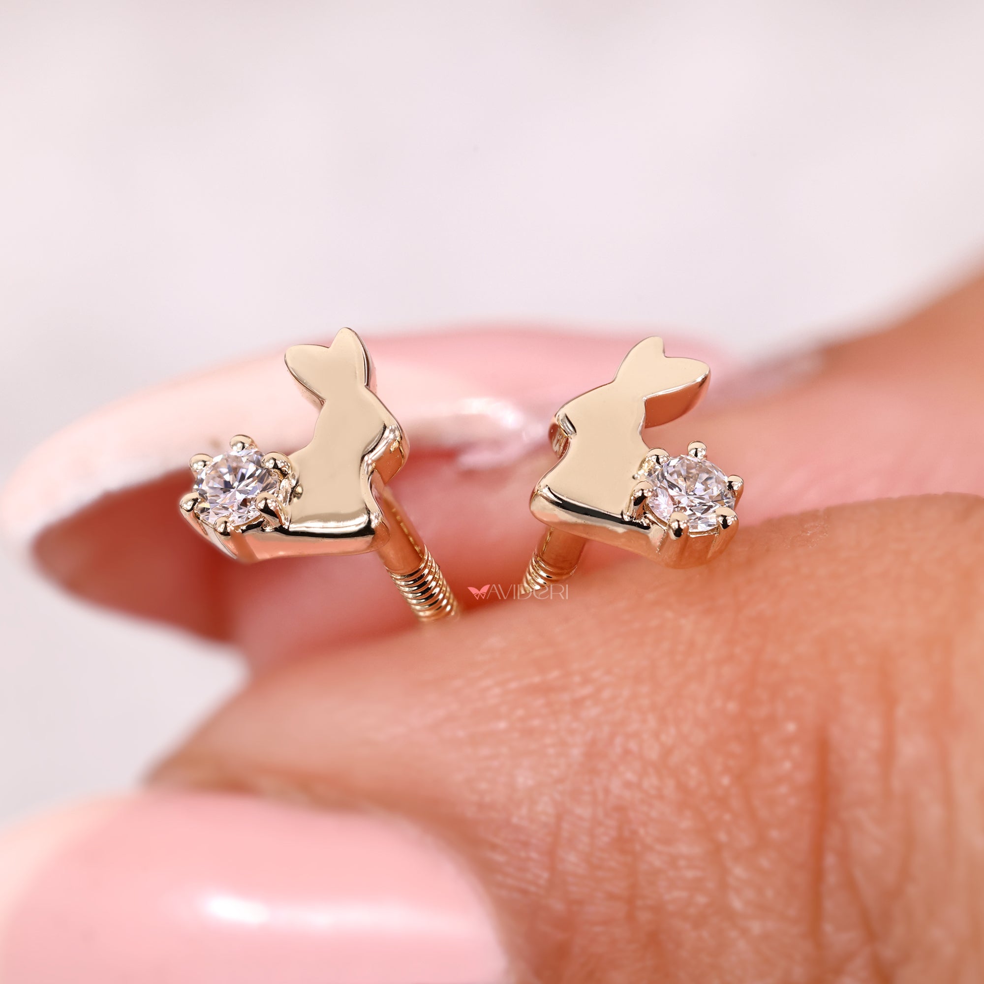 Simple stud earrings with round diamonds.
