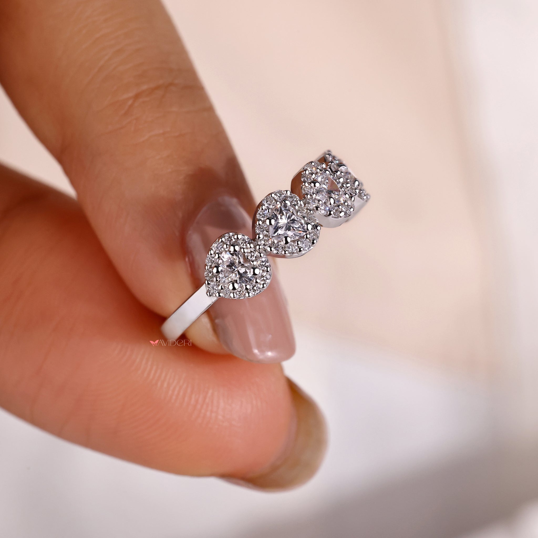 Avideri band designed for modern romance.
