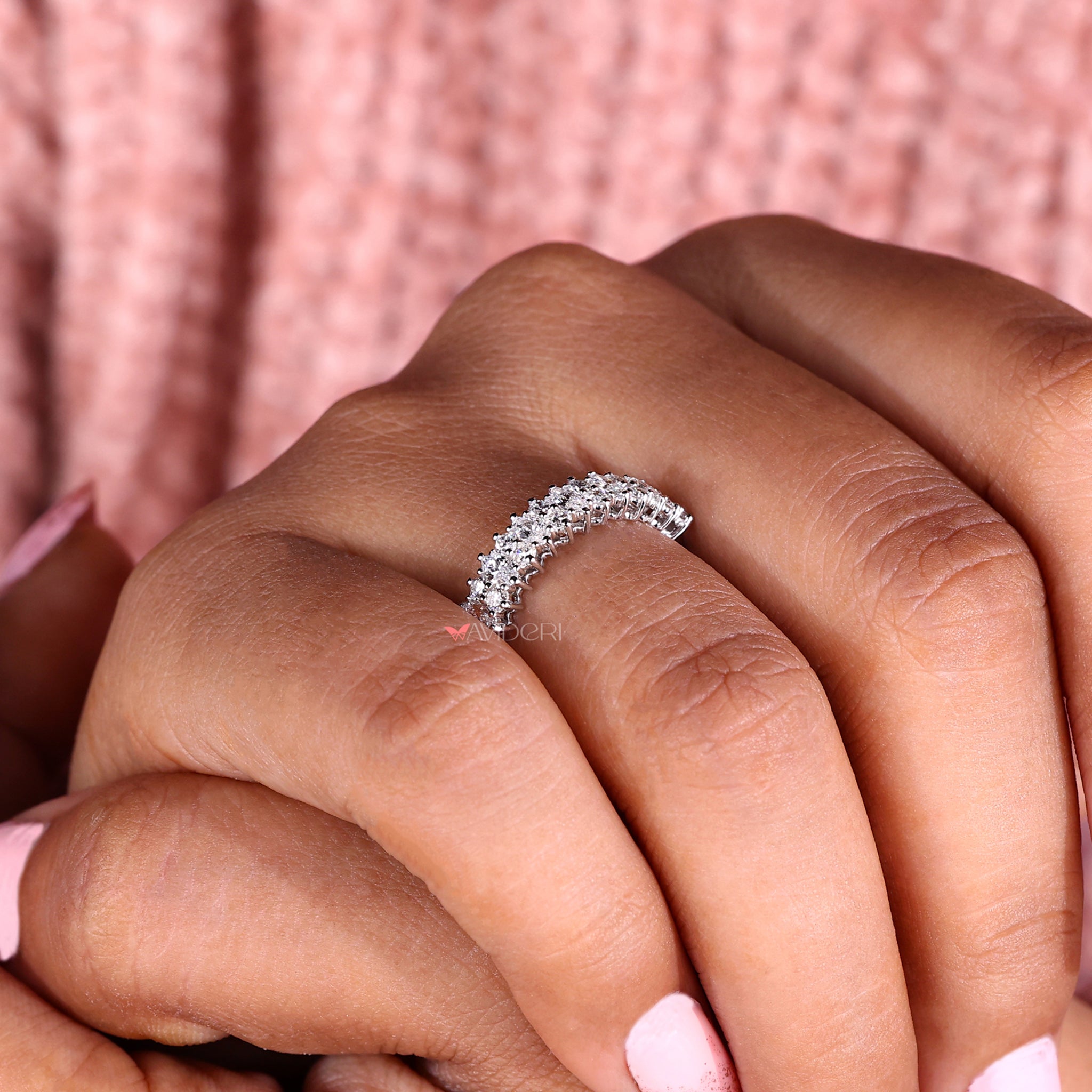 A prong set band that highlights each diamond with perfect precision.
