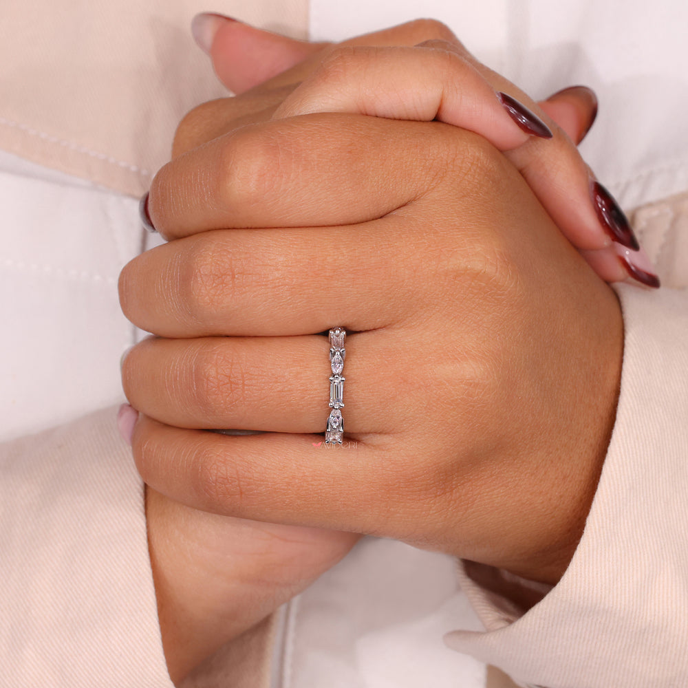 Eternity band in white gold with diamonds.

